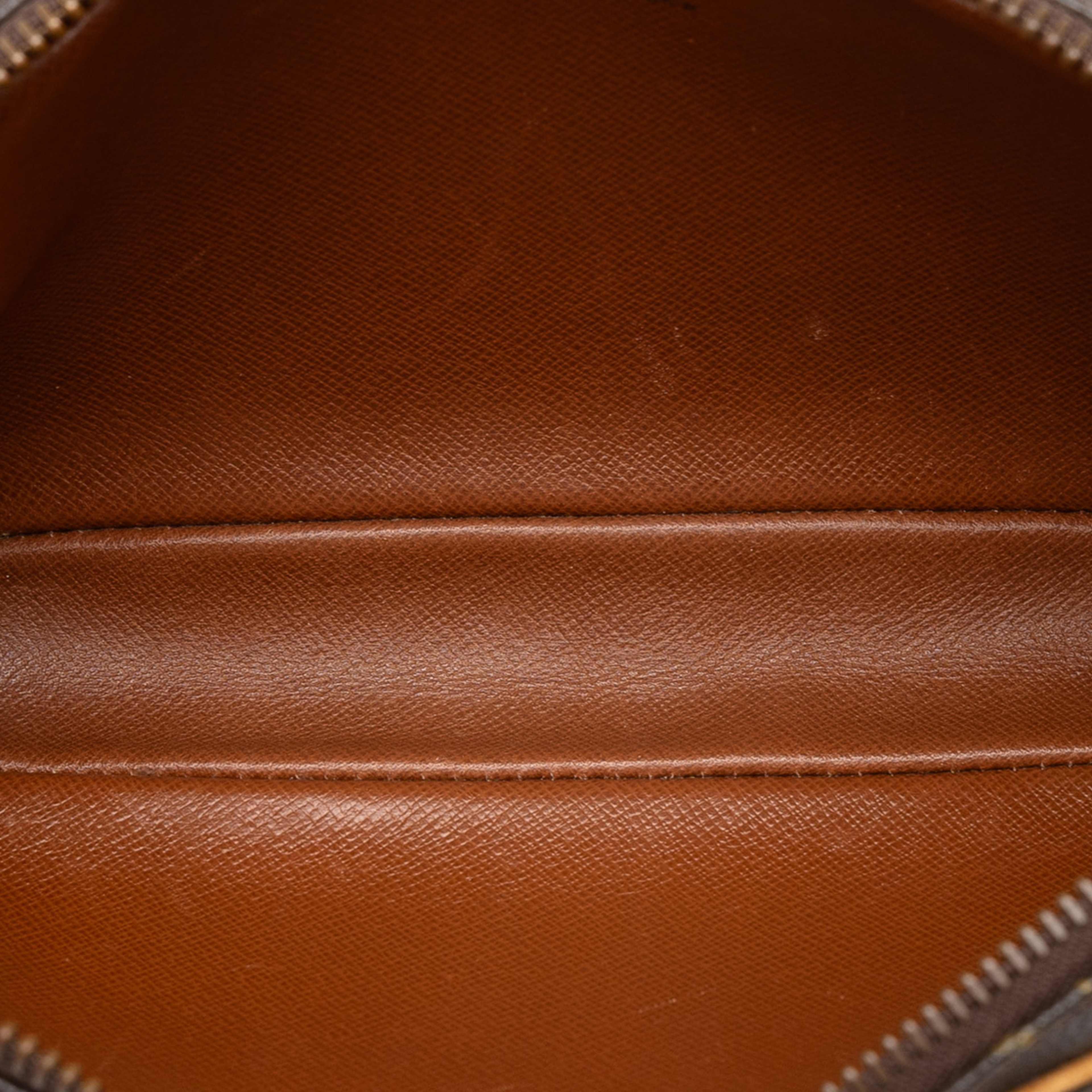 Louis Vuitton Monogram Pochette Marly Bandouliere, från Luxclusif, i färgen brun. Klicka för att öppna bilden i stort format
