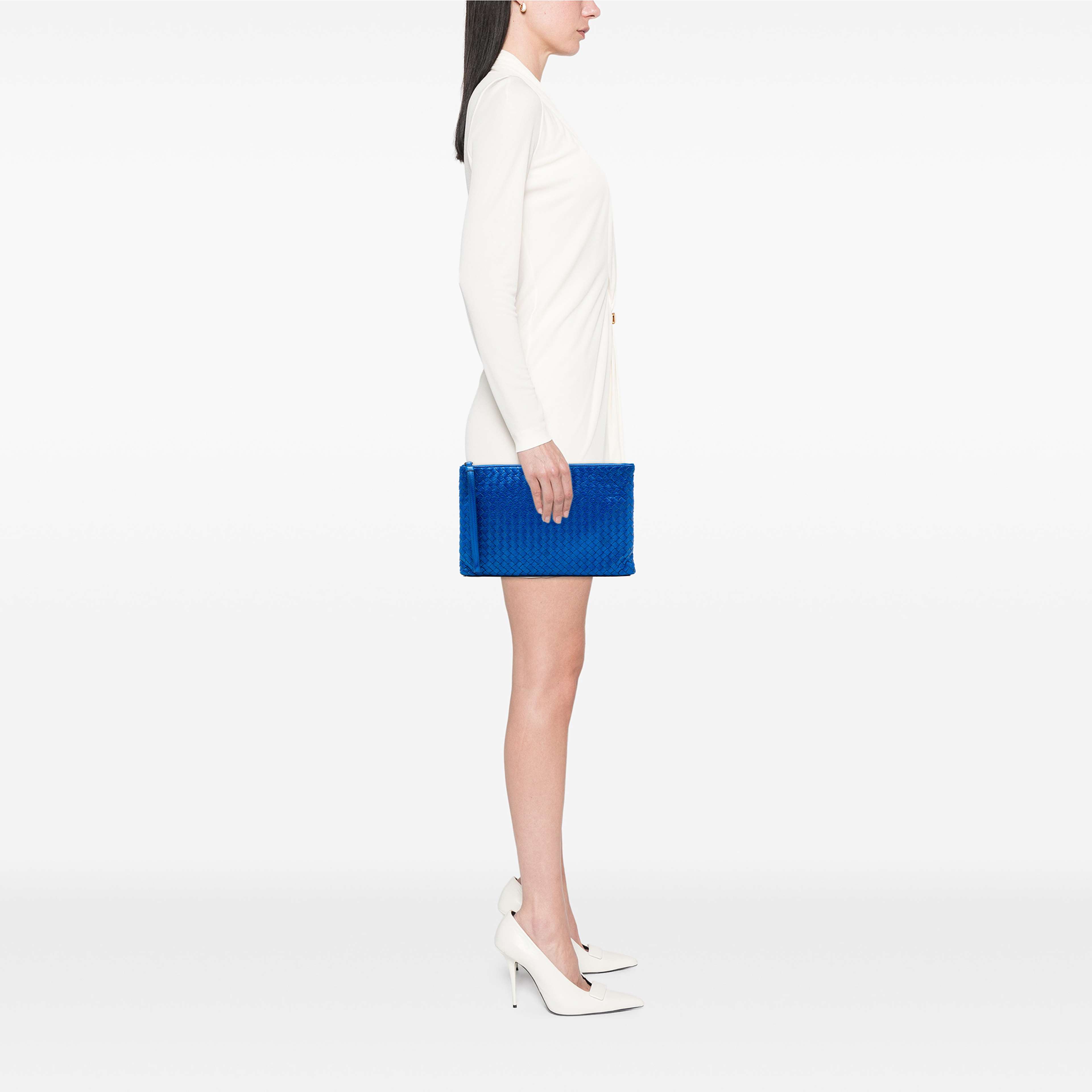 Bottega Veneta Metallic Leather Intrecciato Wristlet Clutch, från Luxclusif, i färgen blå. Klicka för att öppna bilden i stort format