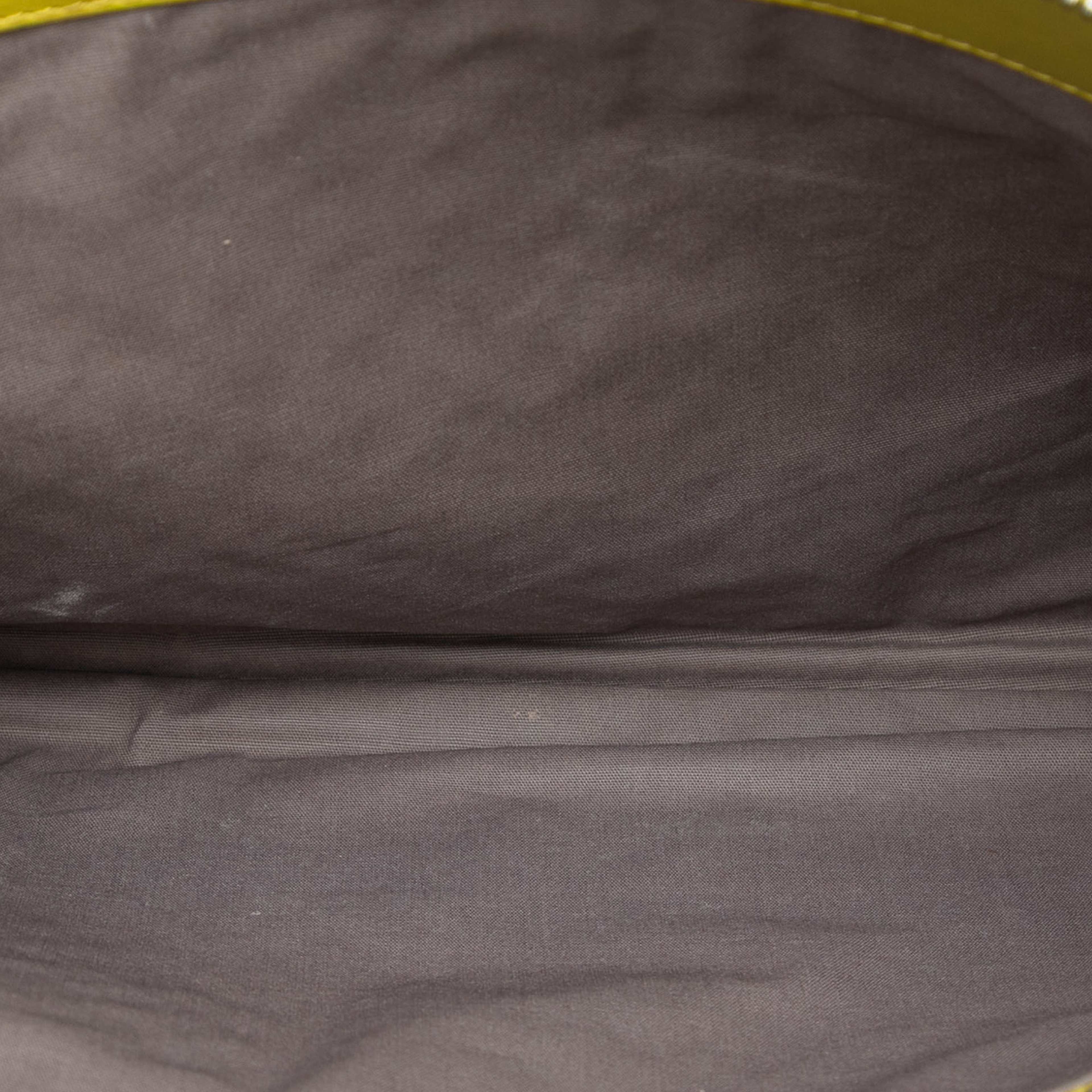 Bottega Veneta Large Nappa Intrecciato Zip Pouch, från Luxclusif, i färgen yellow. Klicka för att öppna bilden i stort format