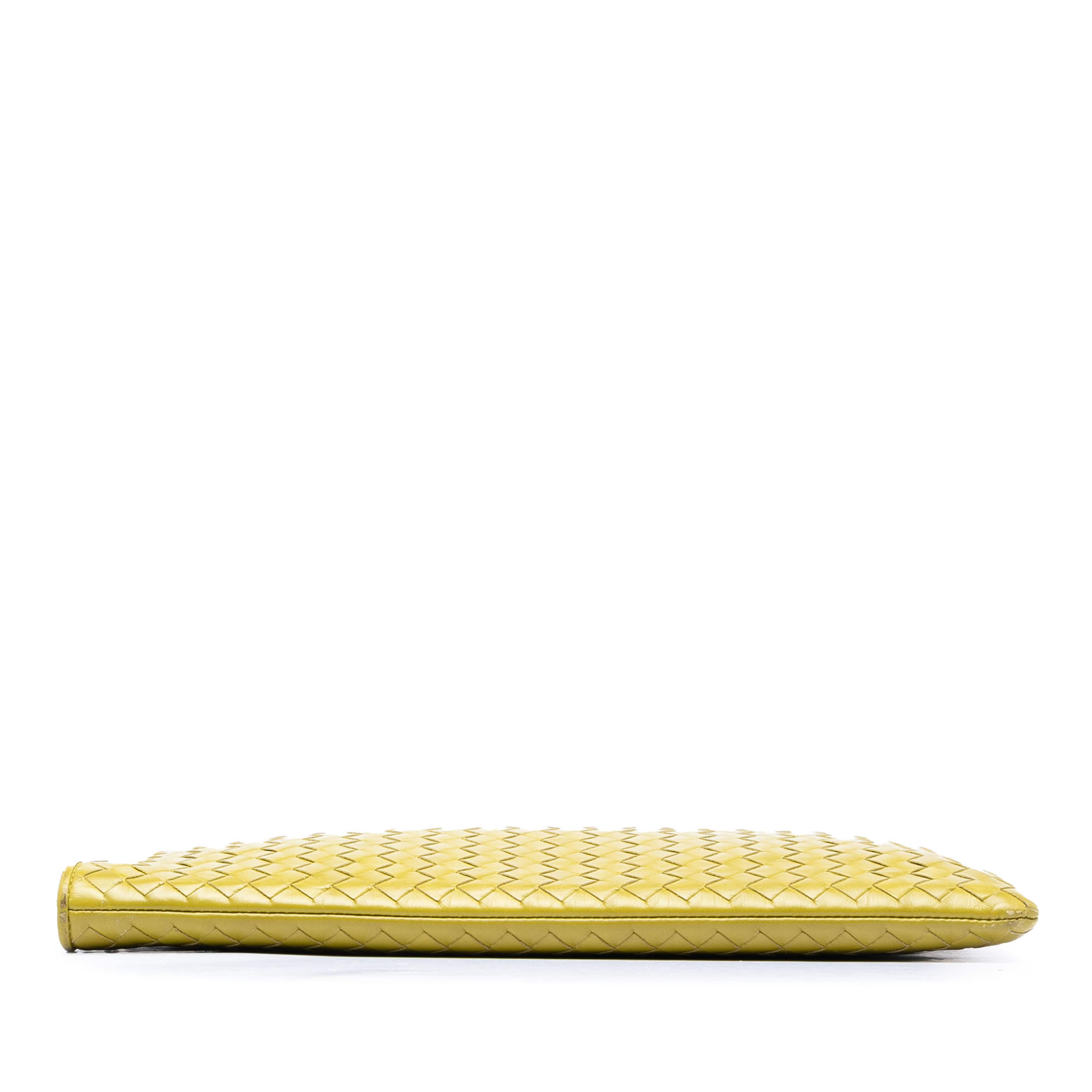 Bottega Veneta Large Nappa Intrecciato Zip Pouch, från Luxclusif, i färgen gul. Klicka för att öppna bilden i stort format