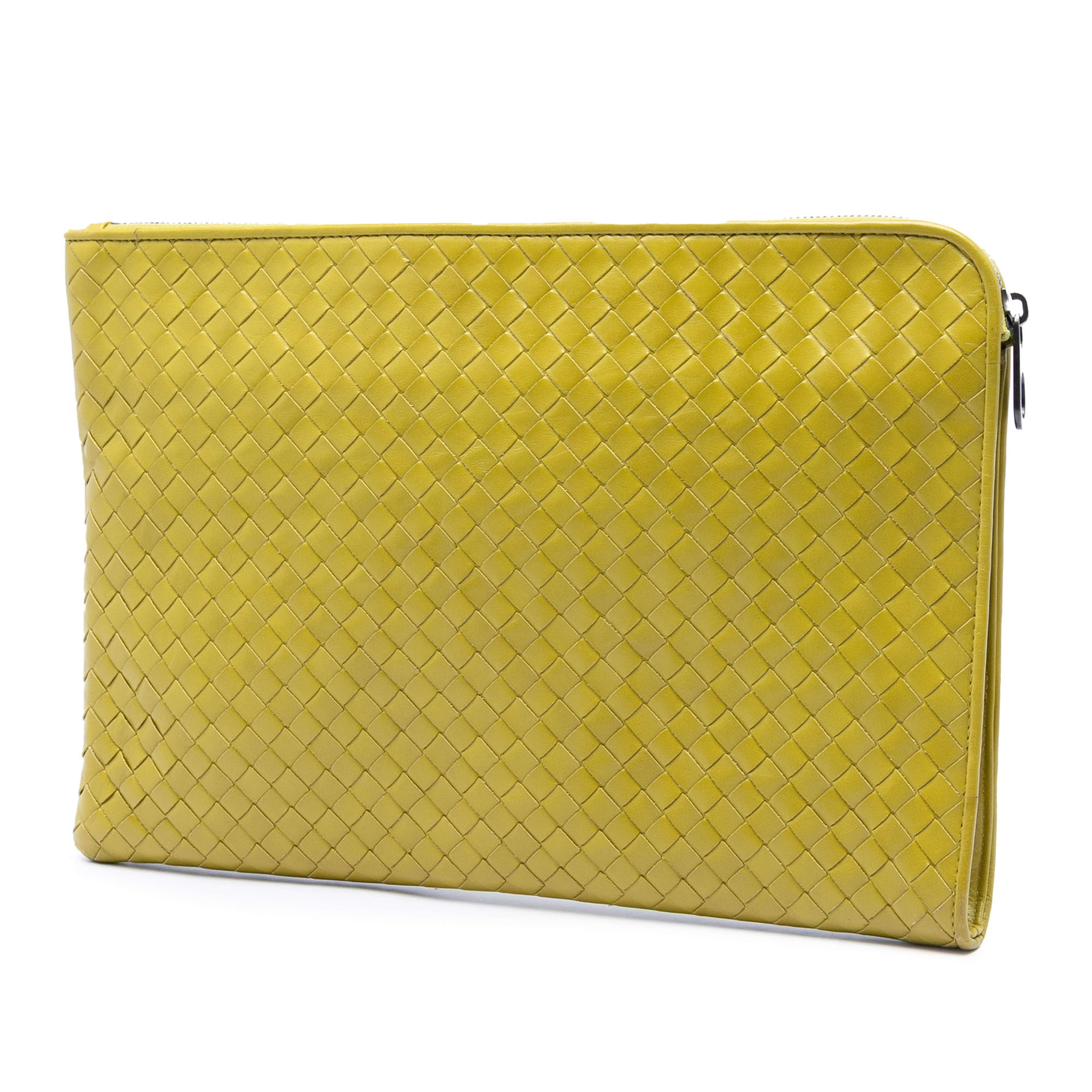 Bottega Veneta Large Nappa Intrecciato Zip Pouch, från Luxclusif, i färgen yellow. Klicka för att öppna bilden i stort format