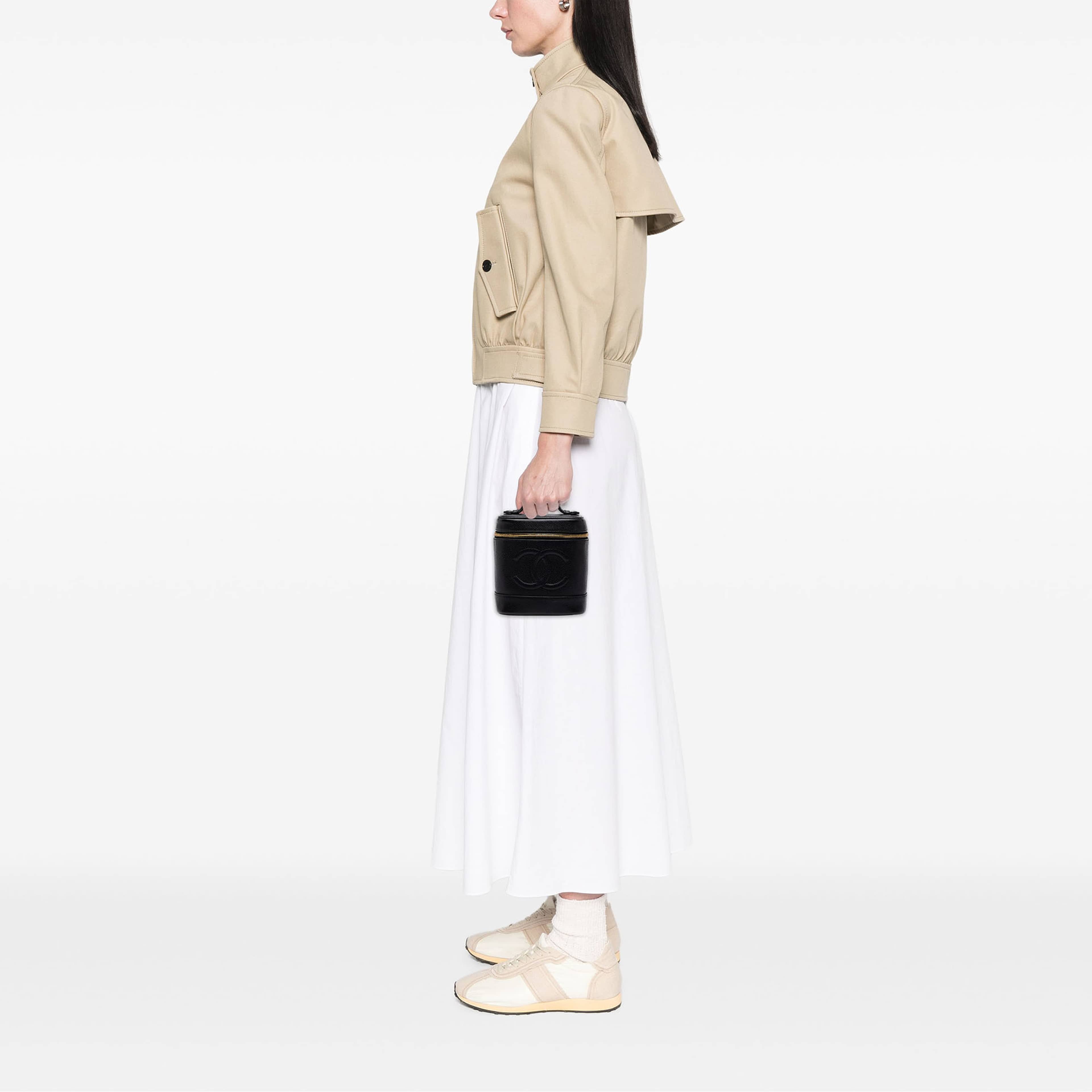 Chanel Cc Caviar Vanity Bag, från Luxclusif, i färgen svart. Klicka för att öppna bilden i stort format