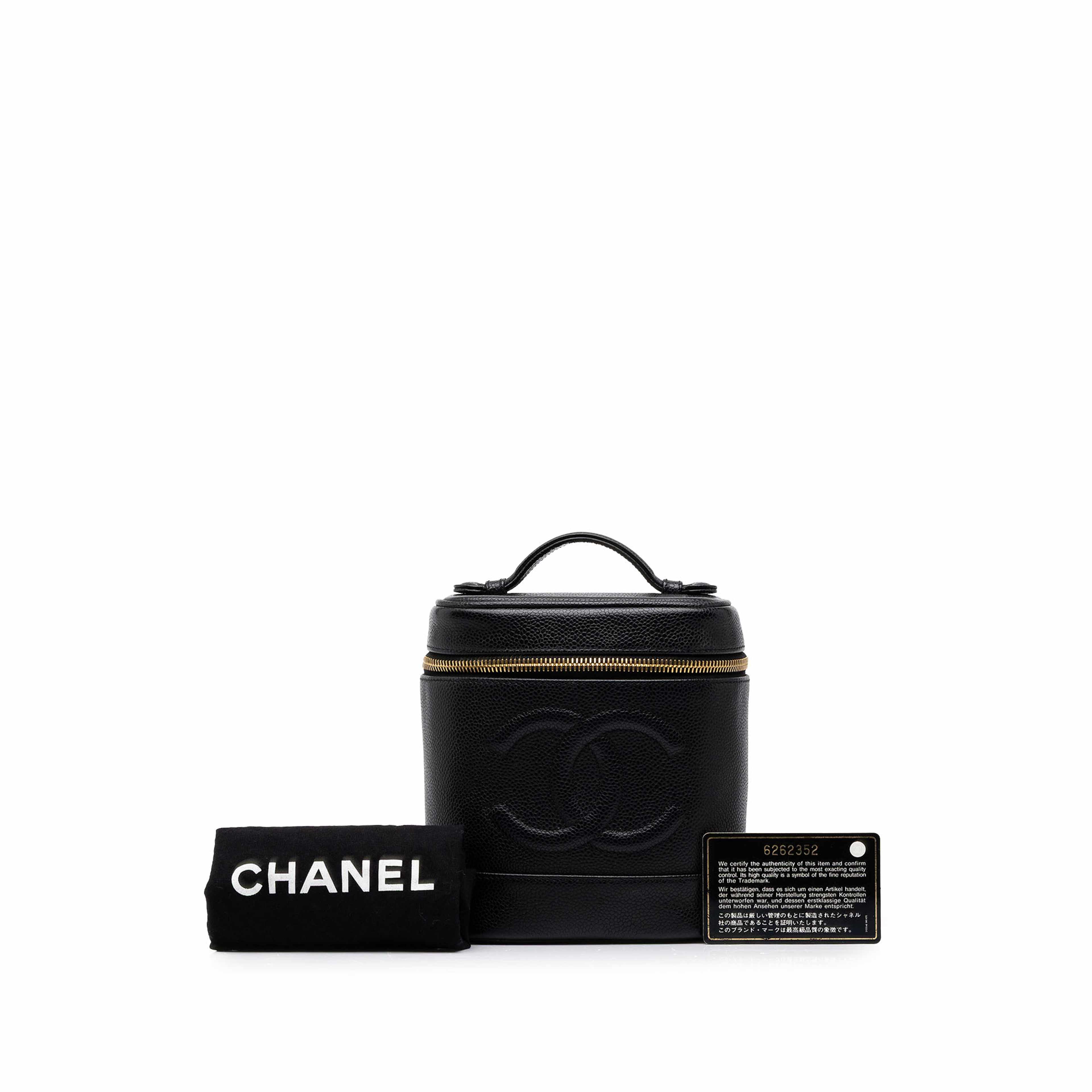 Chanel Cc Caviar Vanity Bag, från Luxclusif, i färgen svart. Klicka för att öppna bilden i stort format