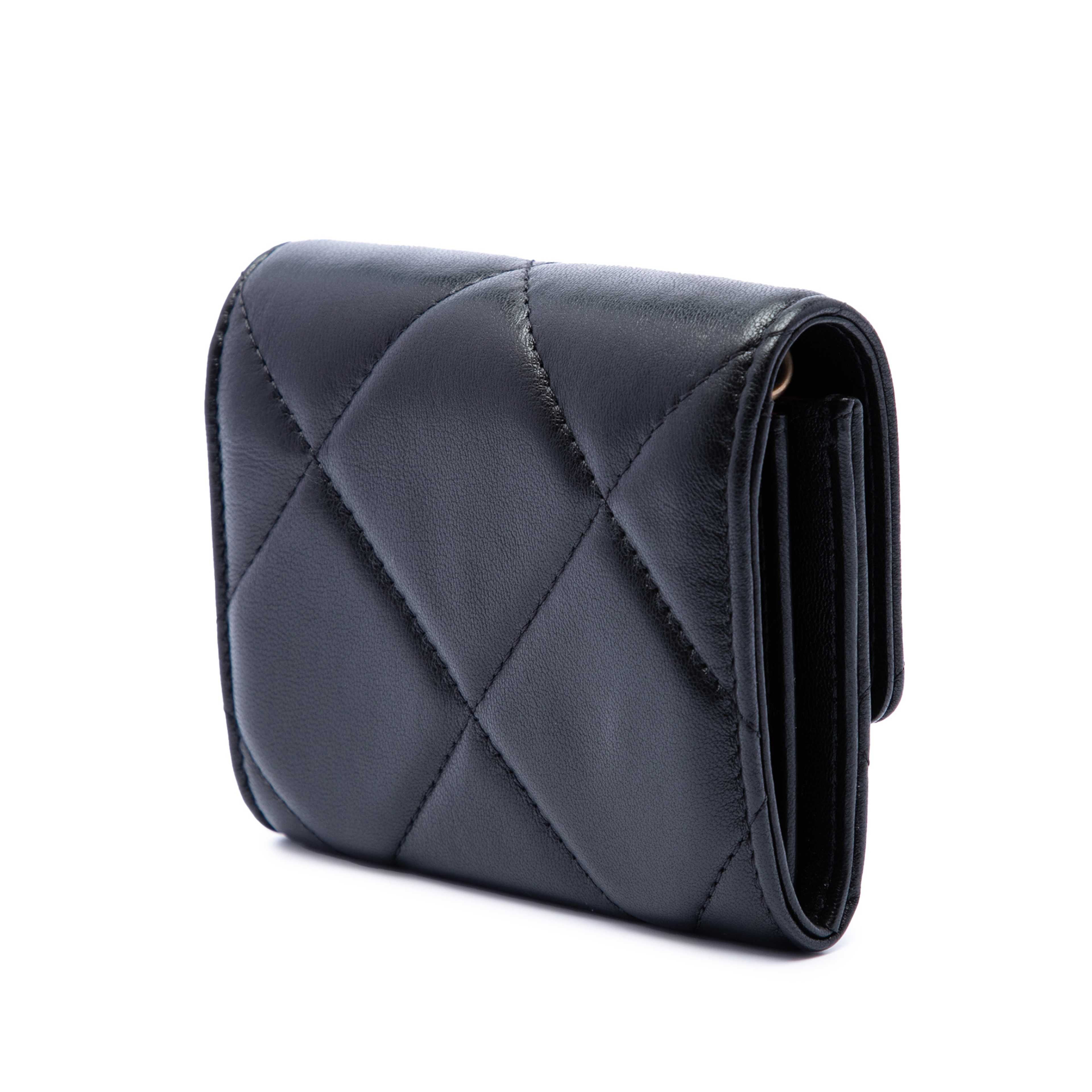 Chanel Quilted Lambskin 19 Flap Coin Purse With Chain, från Luxclusif, i färgen svart. Klicka för att öppna bilden i stort format