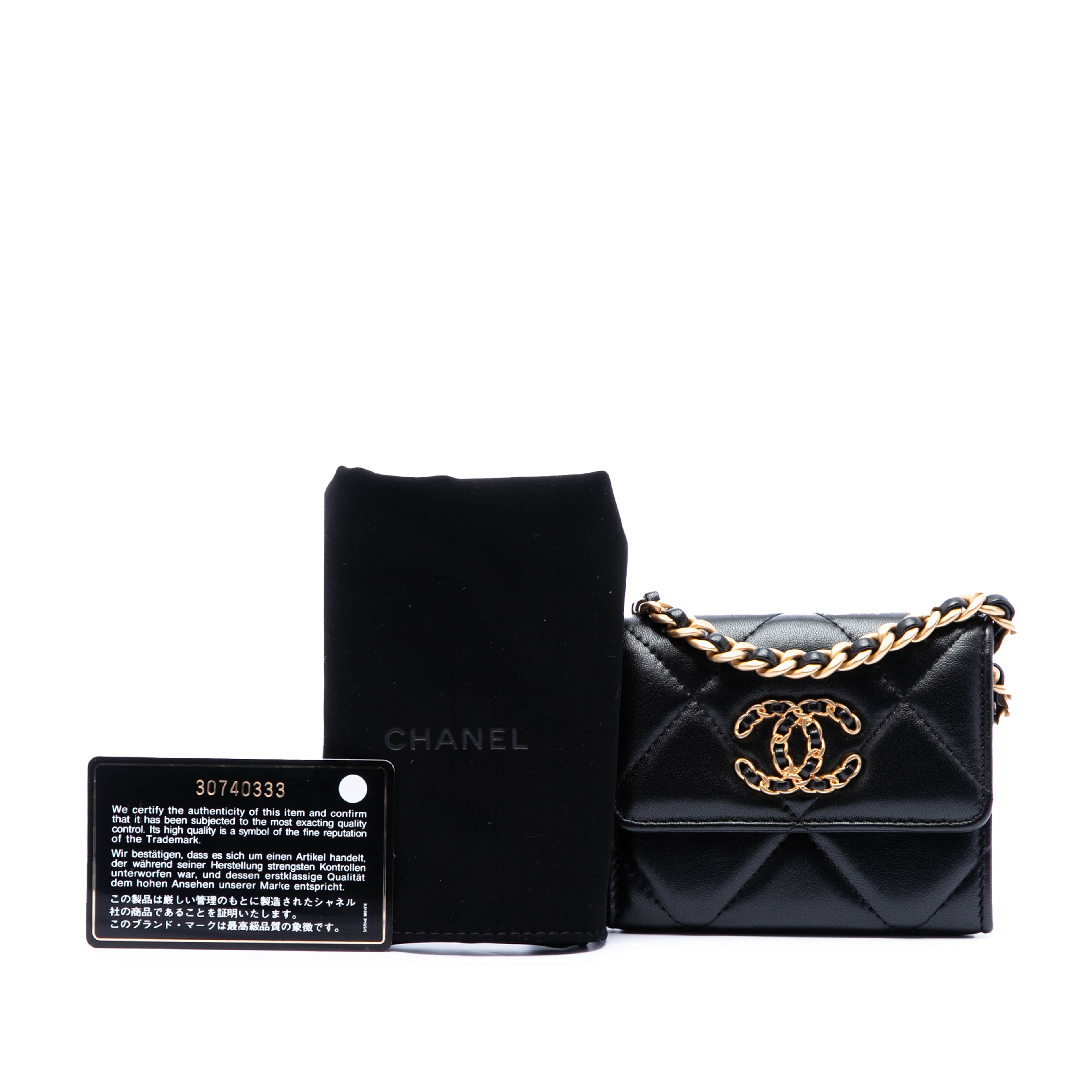 Chanel Quilted Lambskin 19 Flap Coin Purse With Chain, från Luxclusif, i färgen svart. Klicka för att öppna bilden i stort format