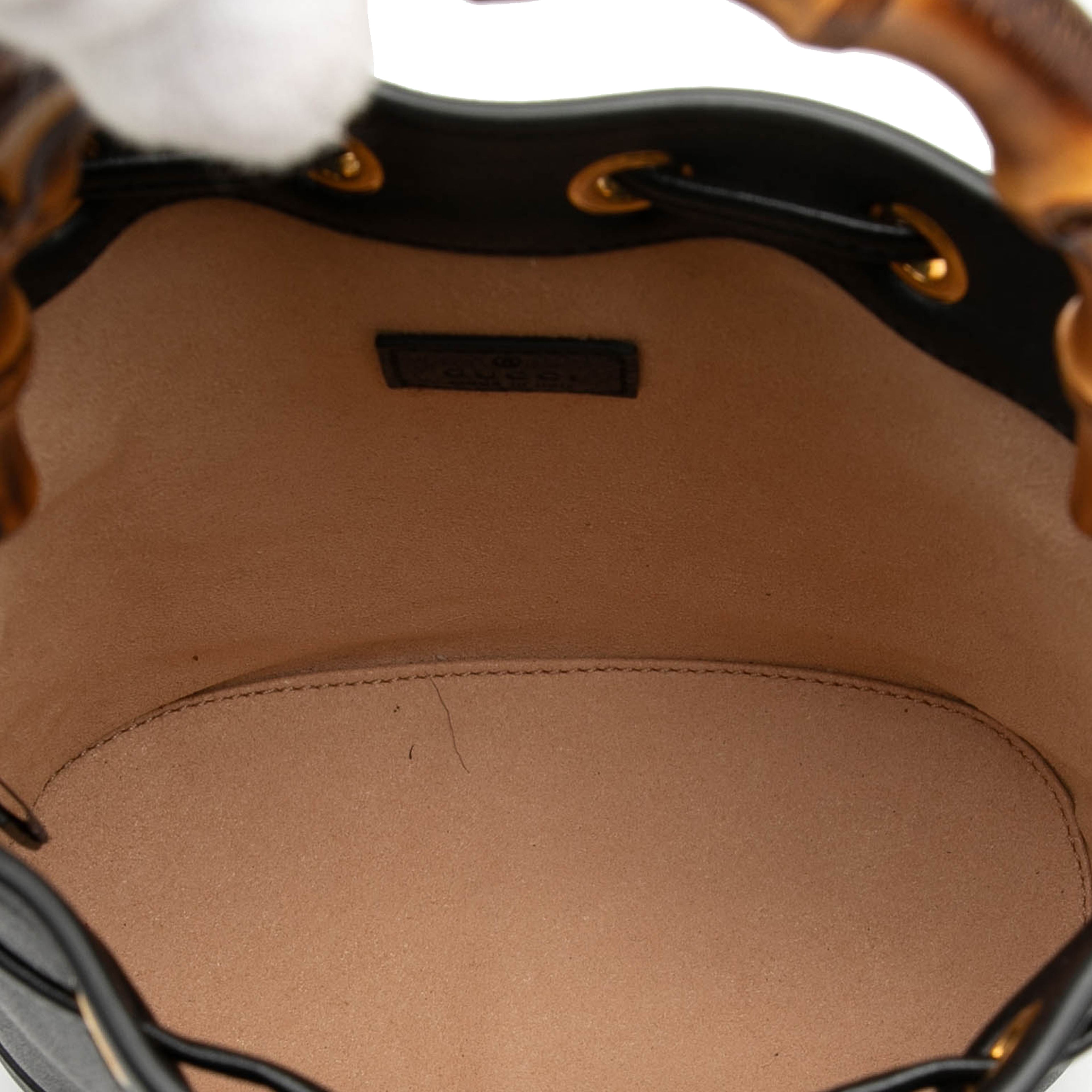 Gucci Mini Calfskin Bamboo Diana Bucket Bag, från Luxclusif, i färgen black. Klicka för att öppna bilden i stort format