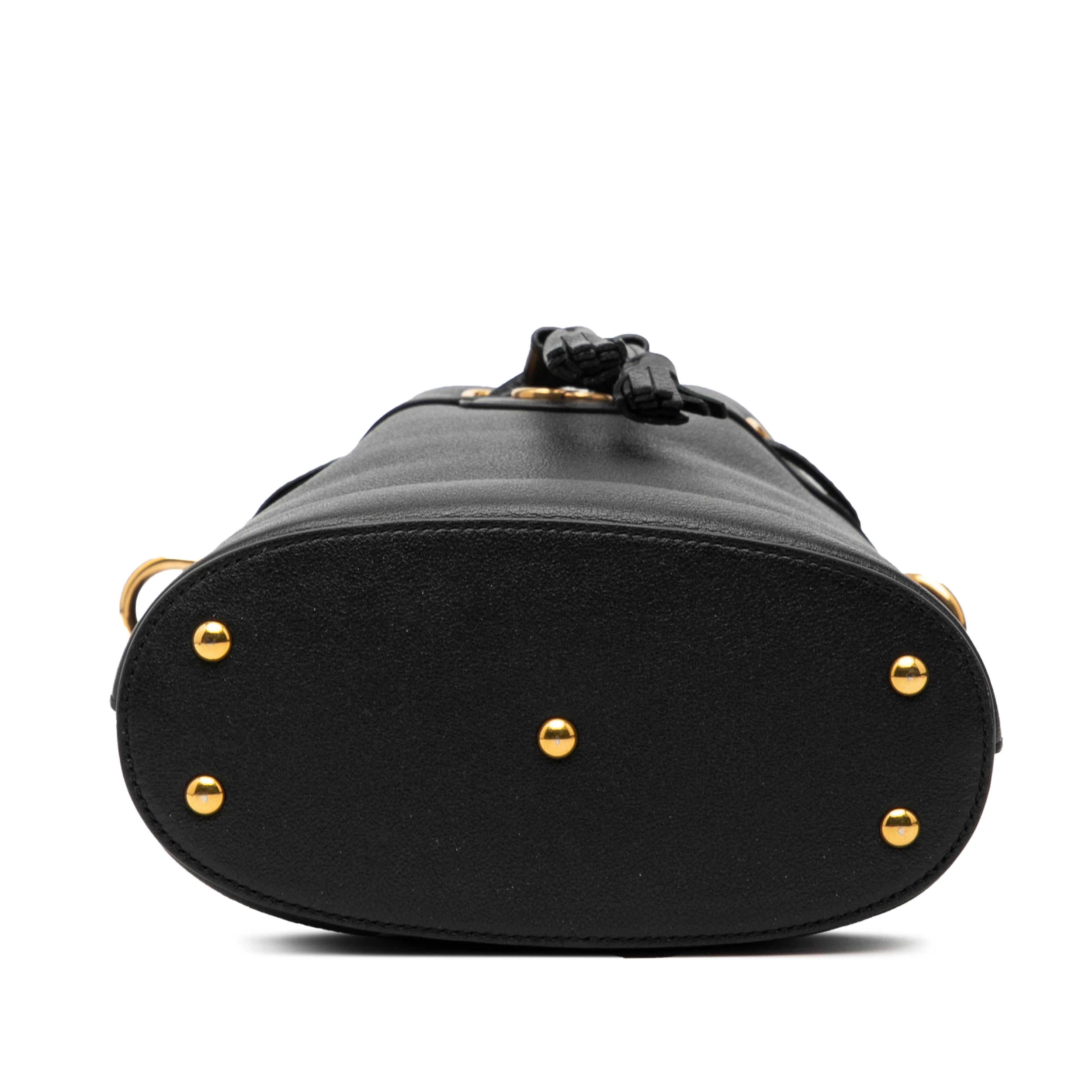 Gucci Mini Calfskin Bamboo Diana Bucket Bag, från Luxclusif, i färgen black. Klicka för att öppna bilden i stort format