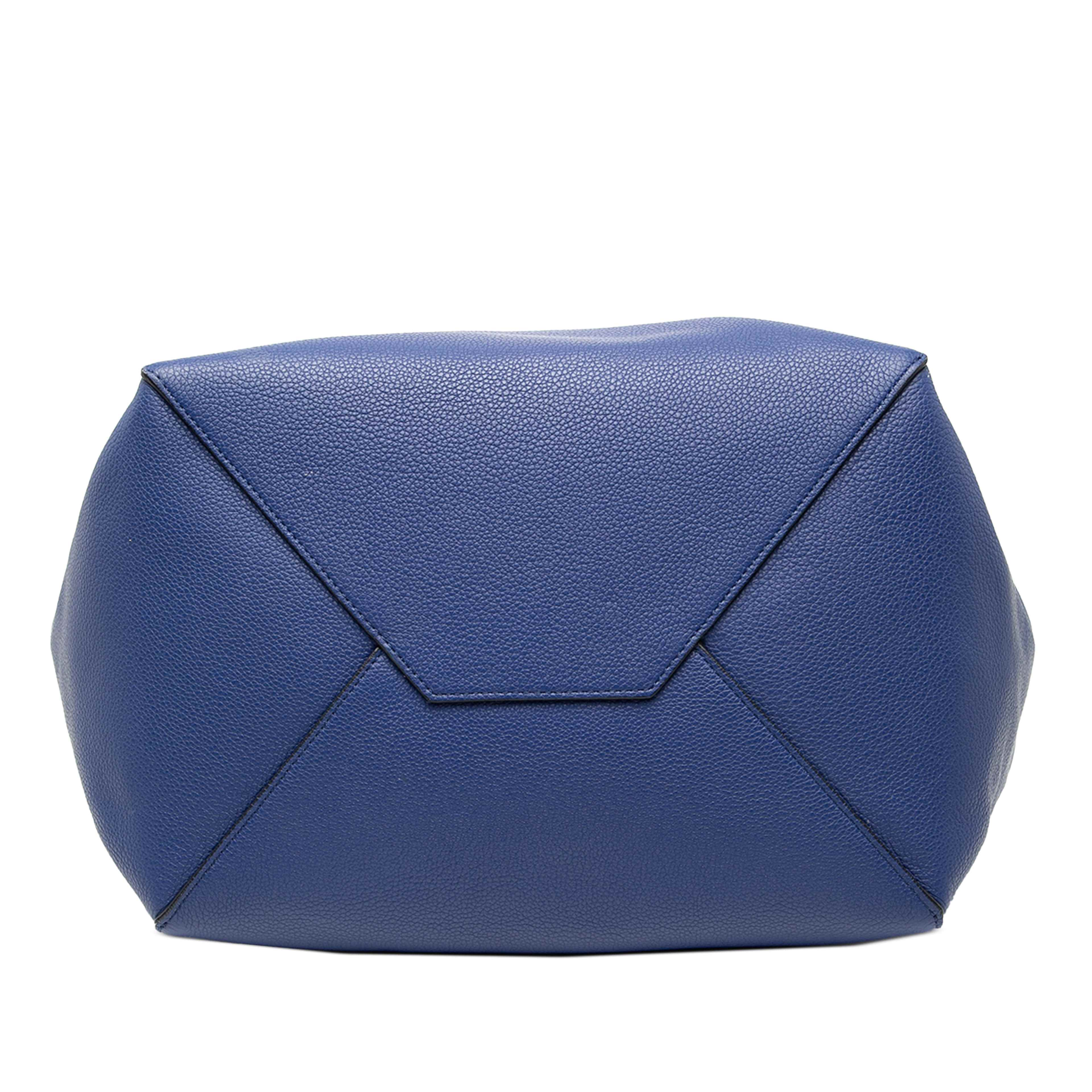 Celine Small Leather Phantom Cabas Tote, från Luxclusif, i färgen blå. Klicka för att öppna bilden i stort format