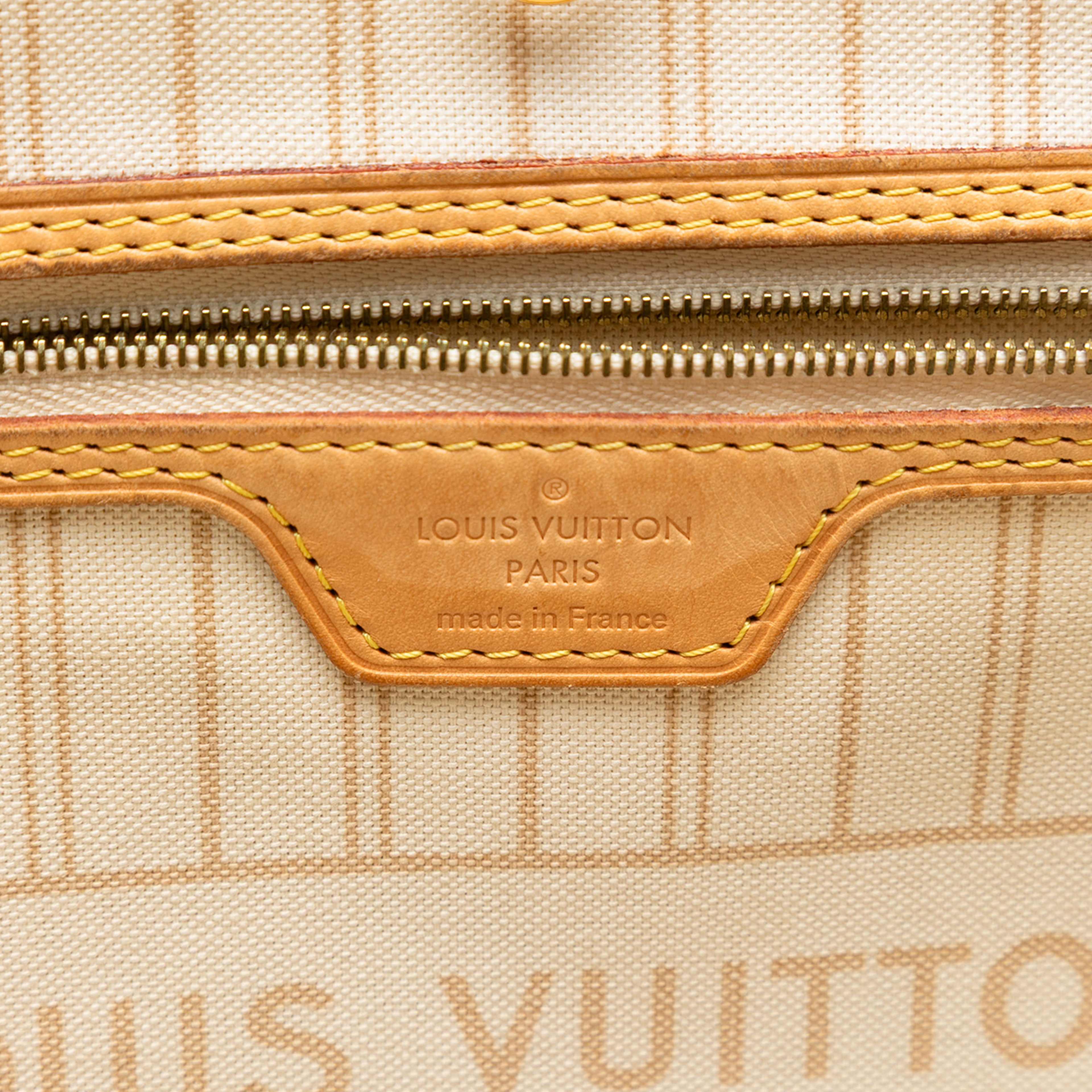 Louis Vuitton Damier Azur Neverfull Gm, från Luxclusif, i färgen white. Klicka för att öppna bilden i stort format