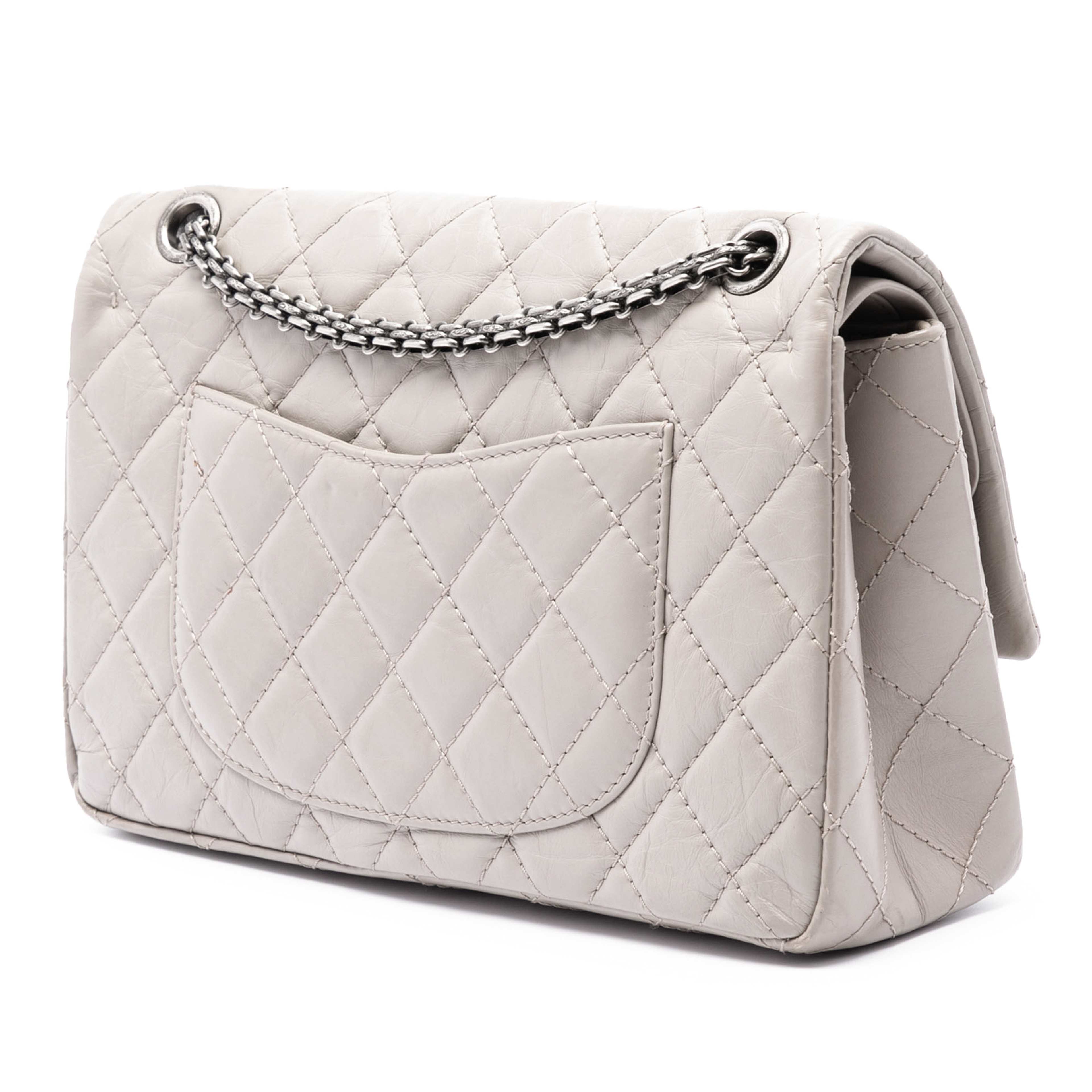 Chanel Quilted Aged Calfskin Reissue 2.55 Double Flap 226, från Luxclusif, i färgen grå. Klicka för att öppna bilden i stort format