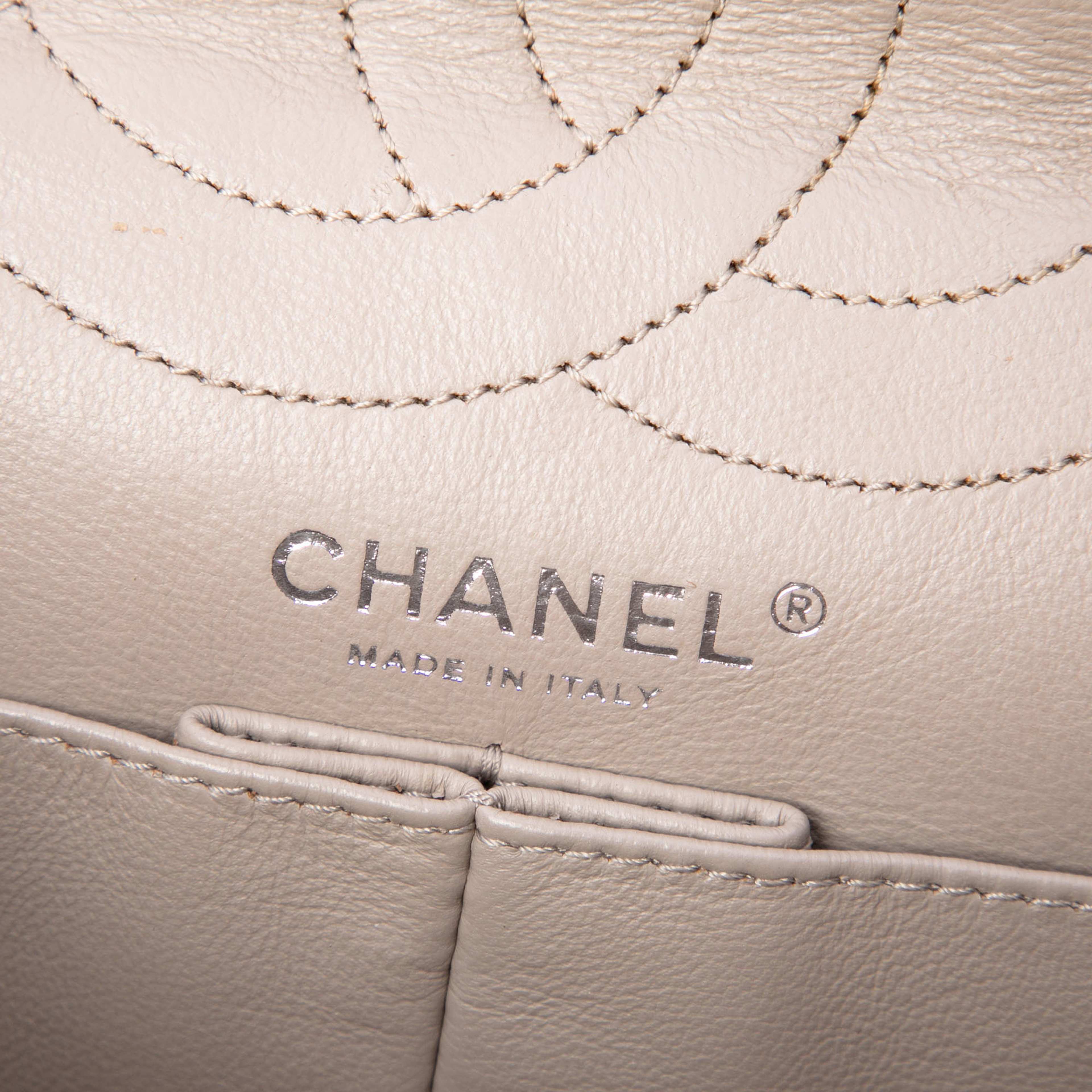 Chanel Quilted Aged Calfskin Reissue 2.55 Double Flap 226, från Luxclusif, i färgen light gray. Klicka för att öppna bilden i stort format