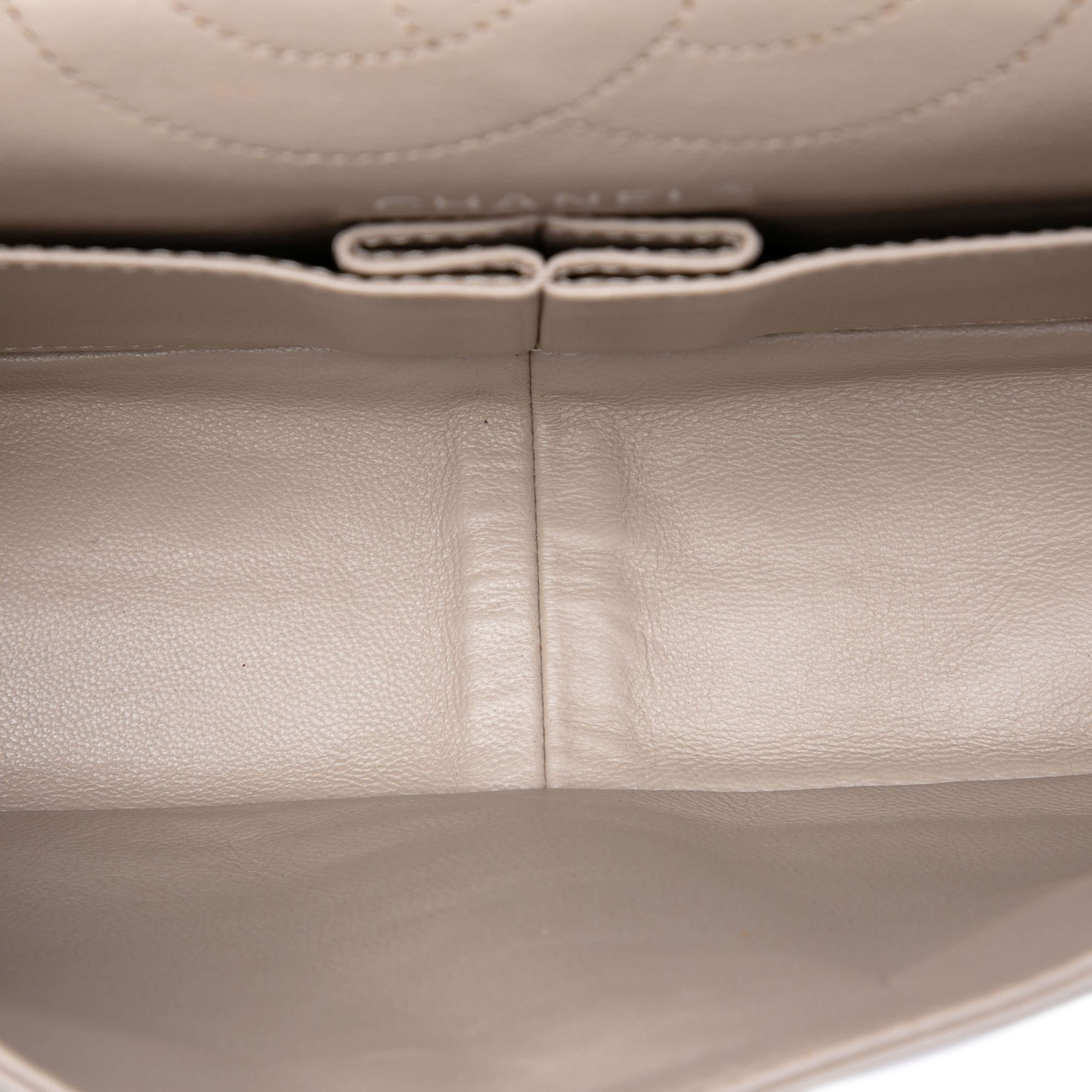 Chanel Quilted Aged Calfskin Reissue 2.55 Double Flap 226, från Luxclusif, i färgen light gray. Klicka för att öppna bilden i stort format