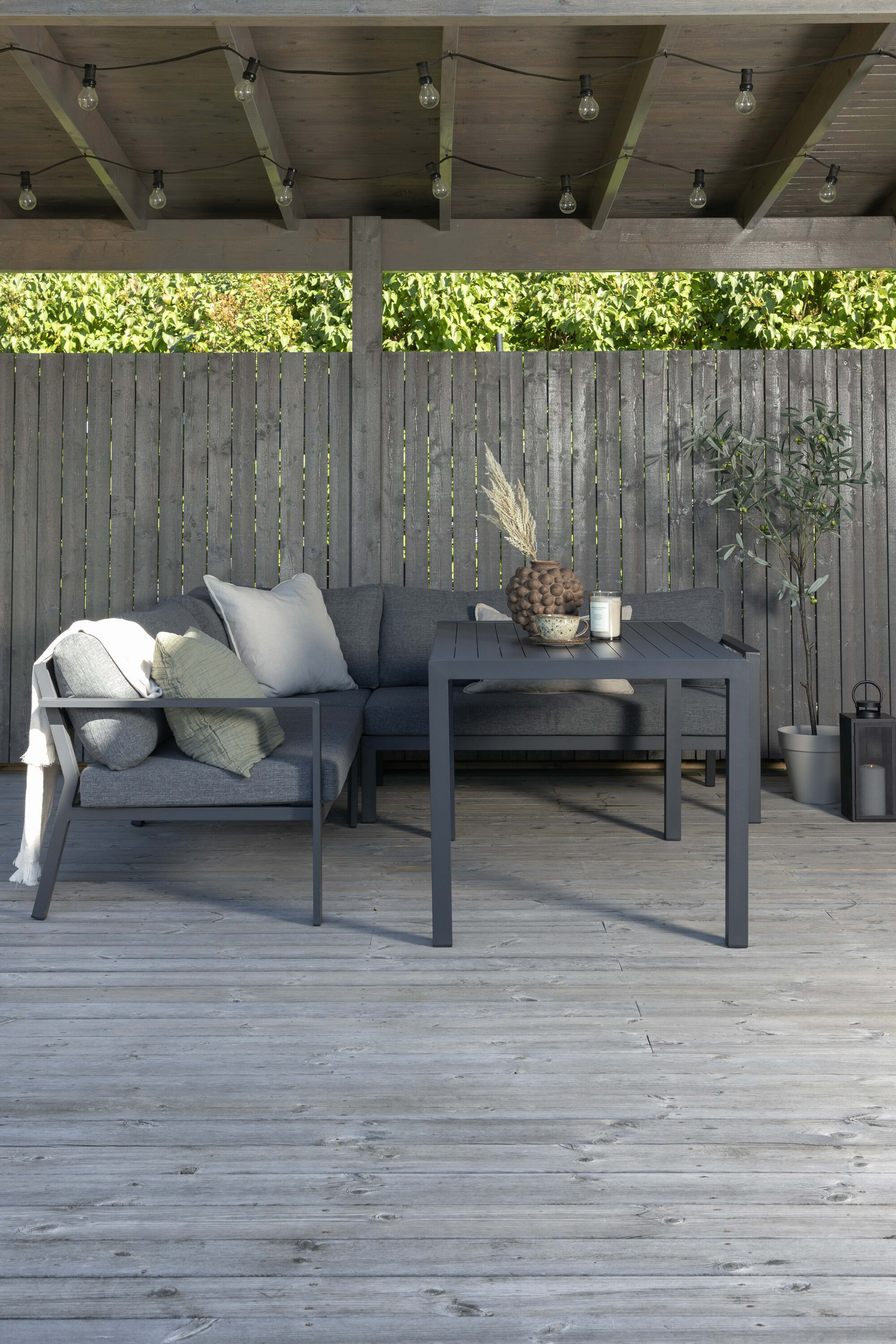 Ramos Hörnsoffgrupp, från Venture Home, i färgen black. Klicka för att öppna bilden i stort format