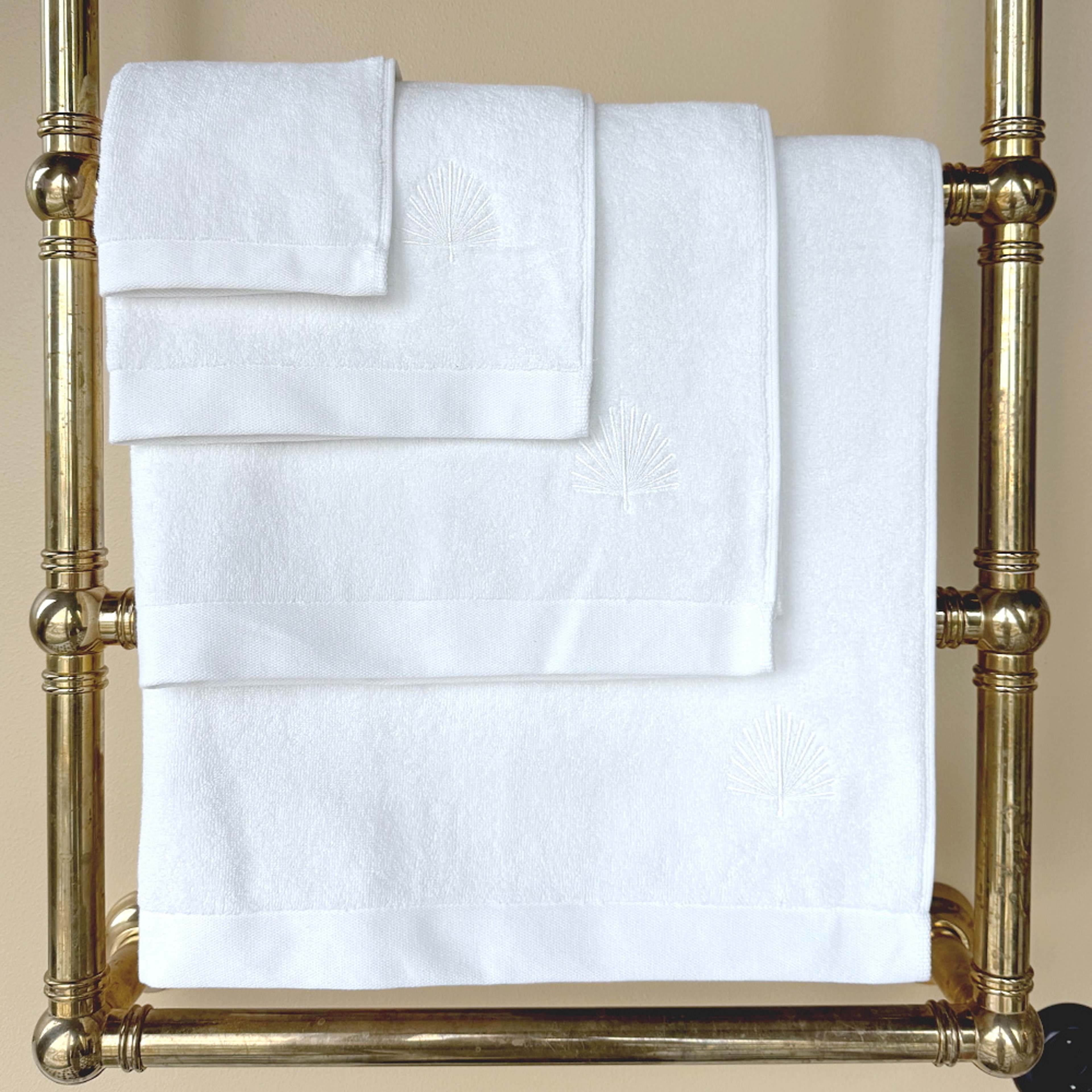 Fluffy Habits - Duschhandduk 70x140cm, från Home of ESS, i färgen white. Klicka för att öppna bilden i stort format