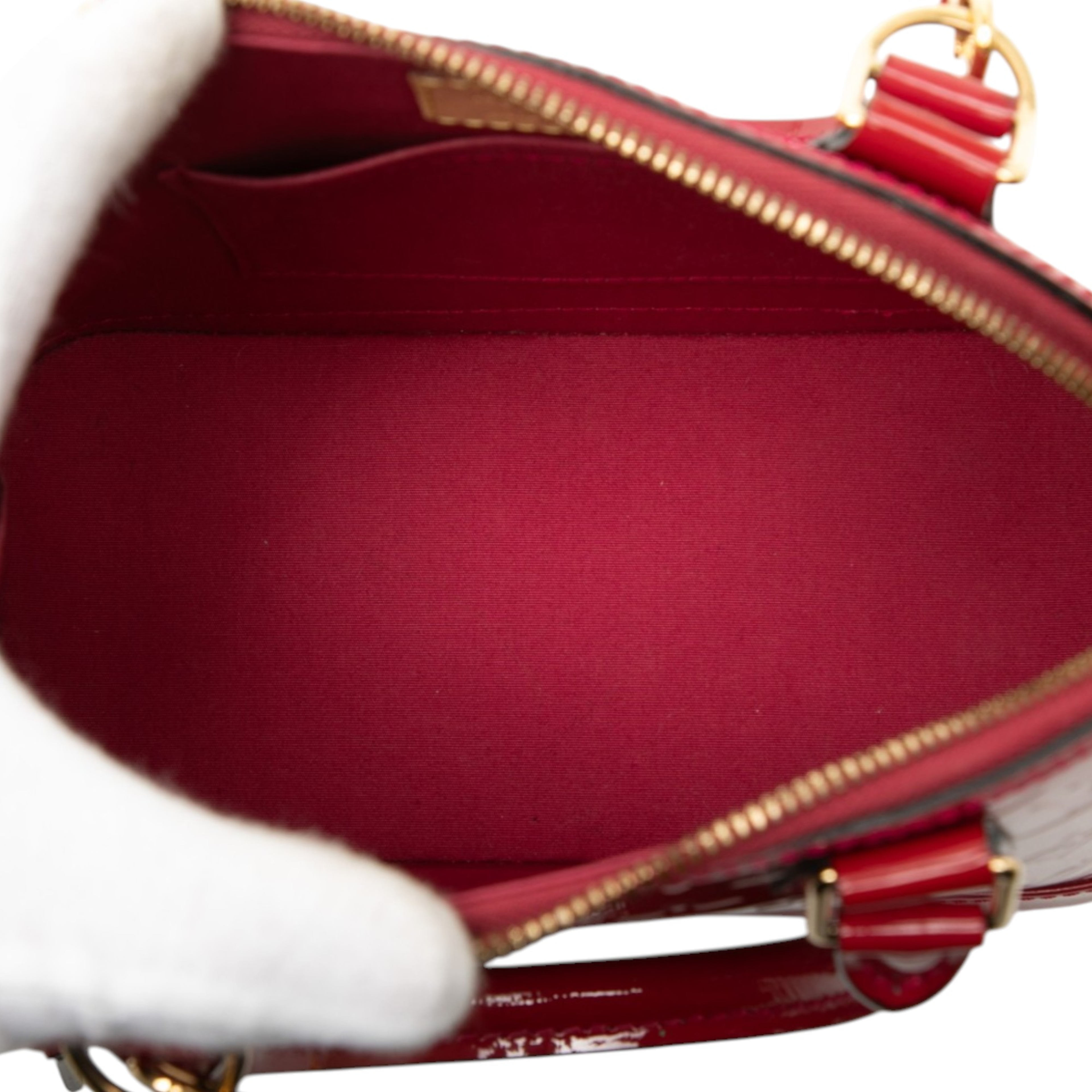 Louis Vuitton Monogram Vernis Alma Bb, från Luxclusif, i färgen red. Klicka för att öppna bilden i stort format