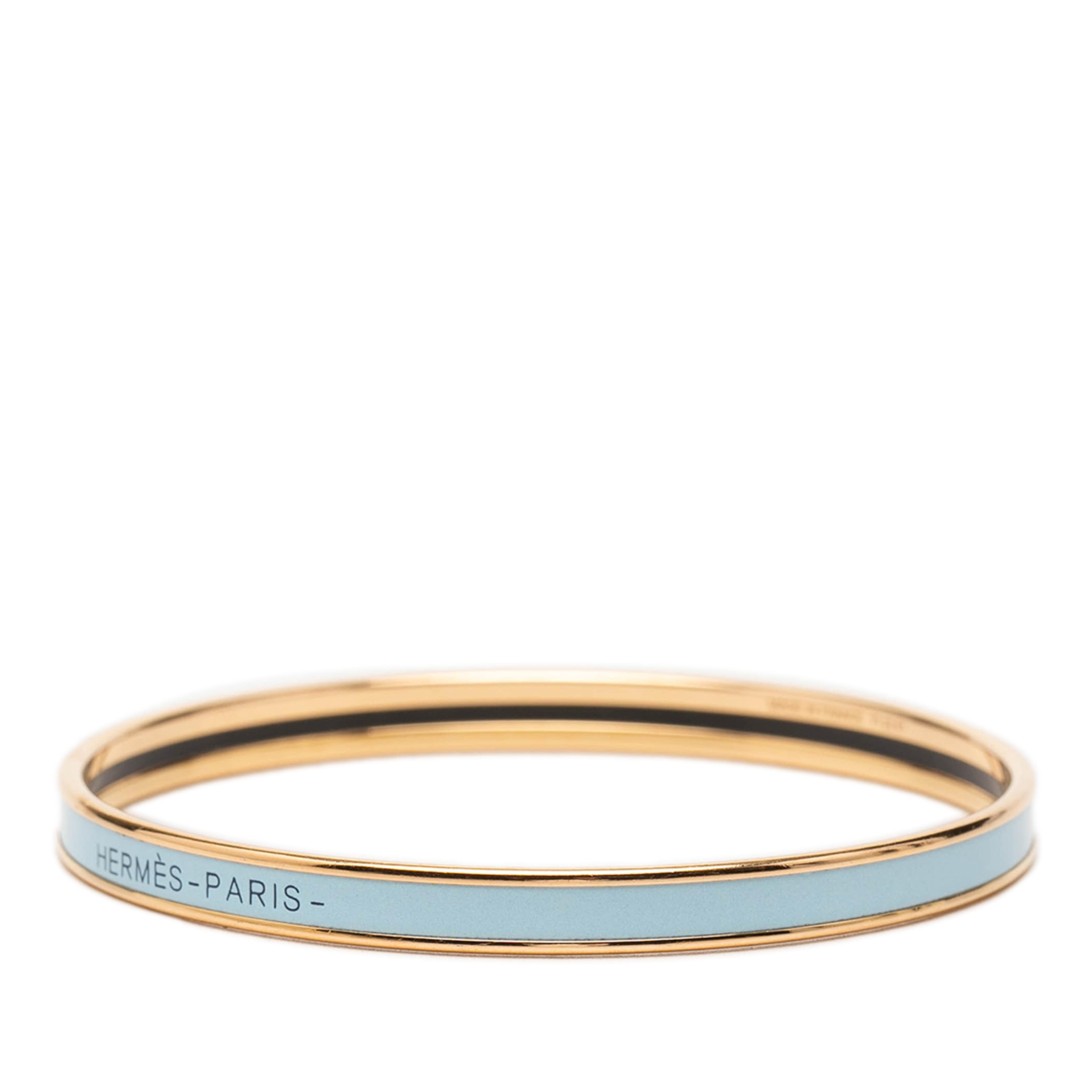 Hermès Extra Narrow Enamel Uni Bangle 62, från Luxclusif, i färgen light blue. Klicka för att öppna bilden i stort format