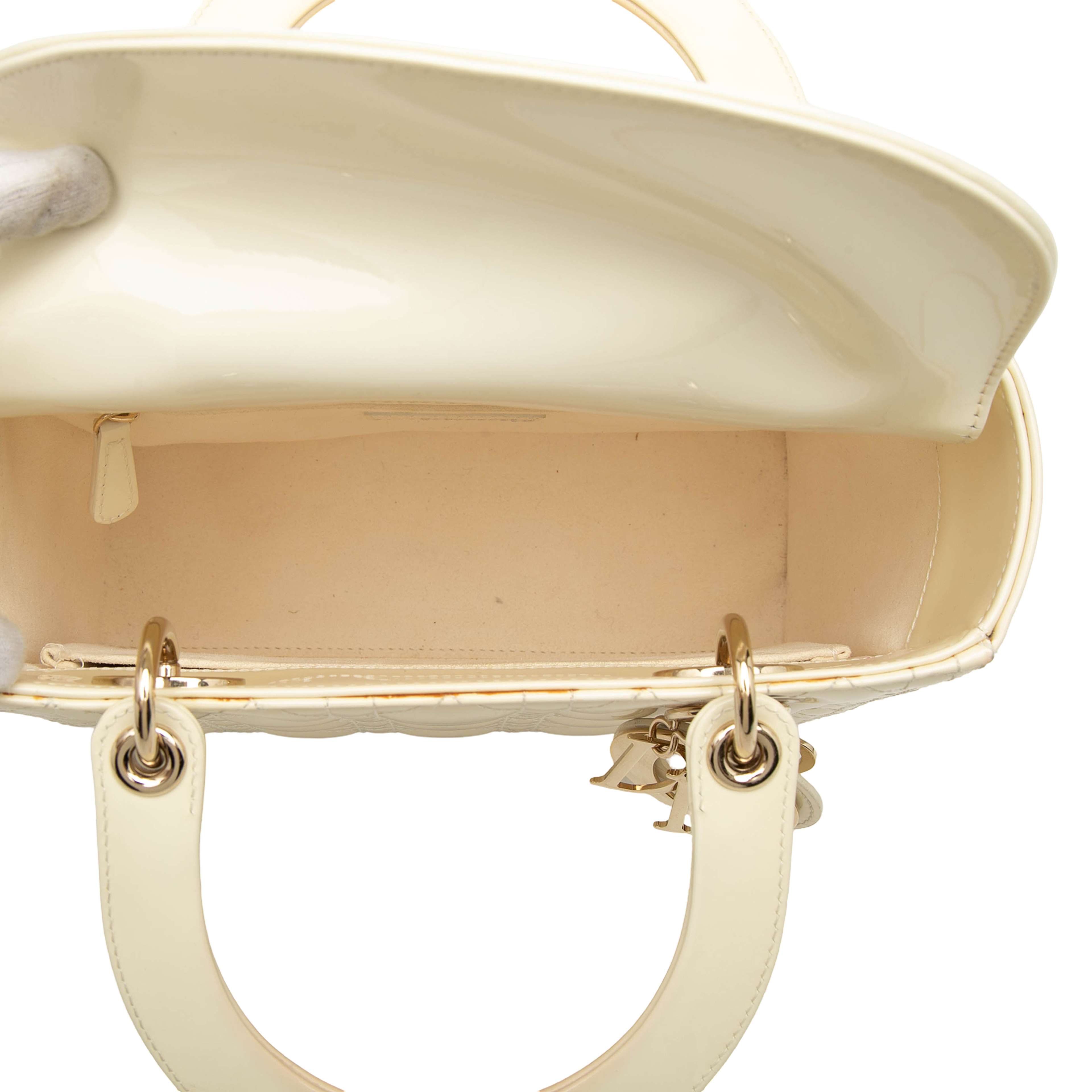 Dior Medium Patent Cannage Lady Dior, från Luxclusif, i färgen ivory. Klicka för att öppna bilden i stort format