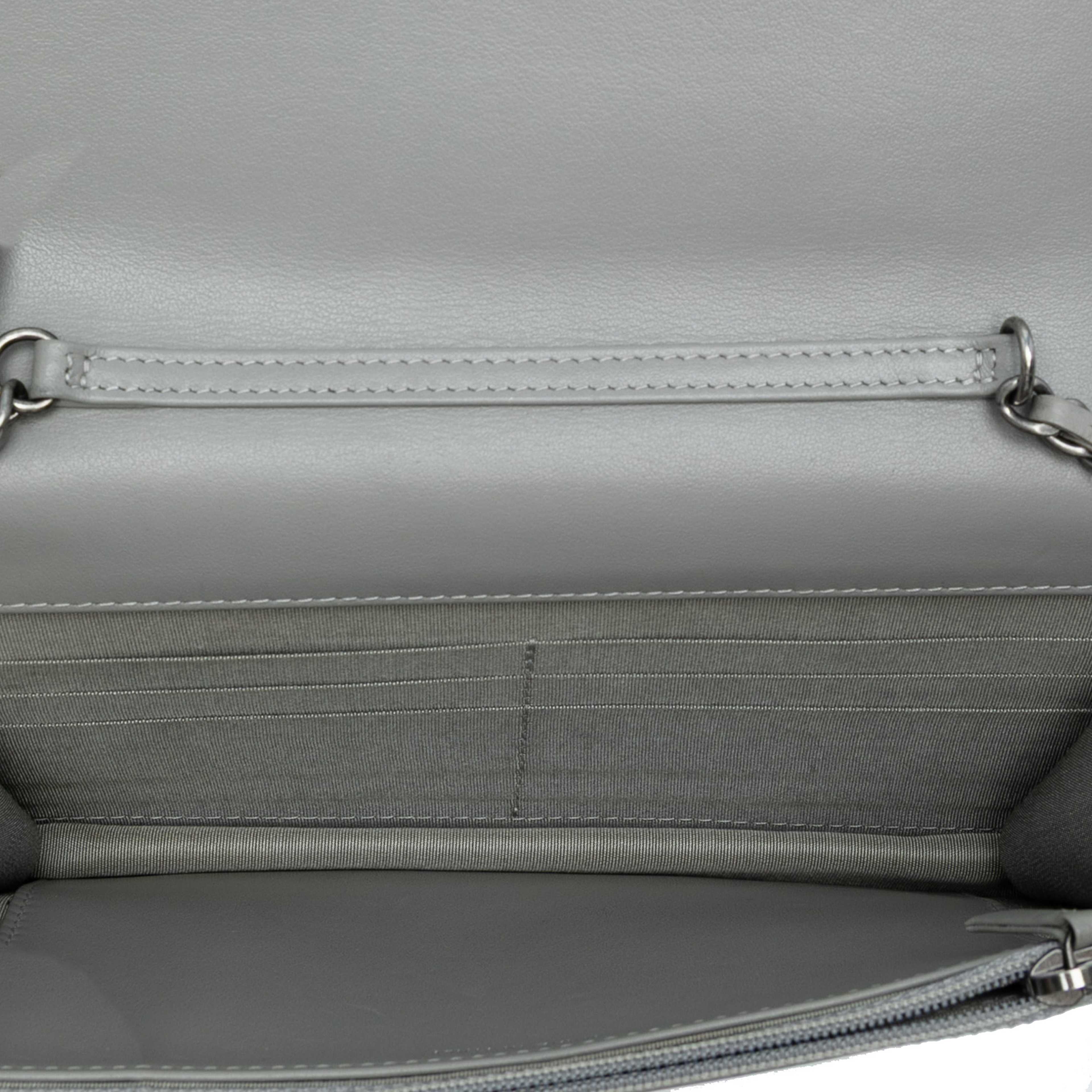 Chanel Diagonal Chevron Calfskin Tassel Wallet On Chain, från Luxclusif, i färgen gray. Klicka för att öppna bilden i stort format