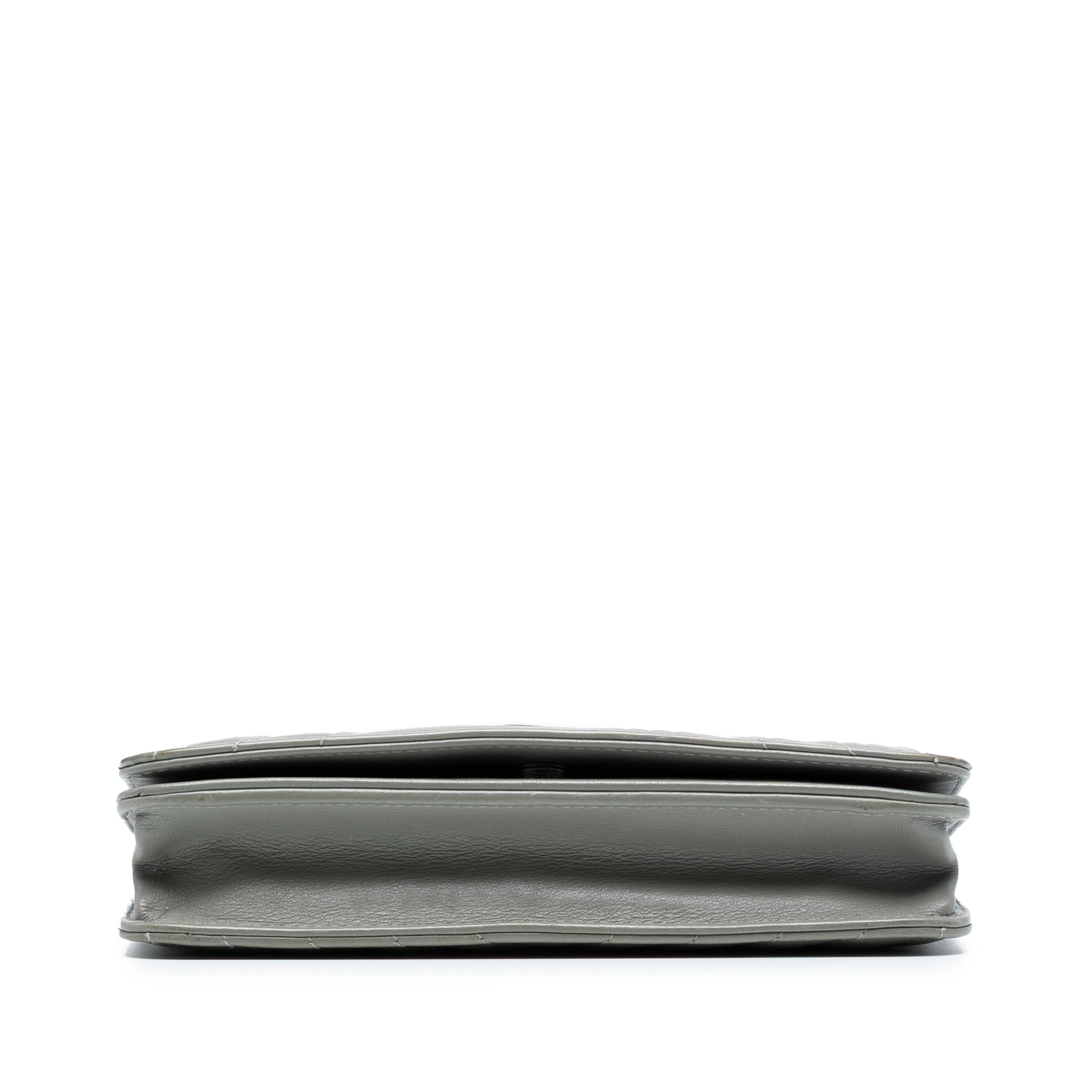 Chanel Diagonal Chevron Calfskin Tassel Wallet On Chain, från Luxclusif, i färgen gray. Klicka för att öppna bilden i stort format