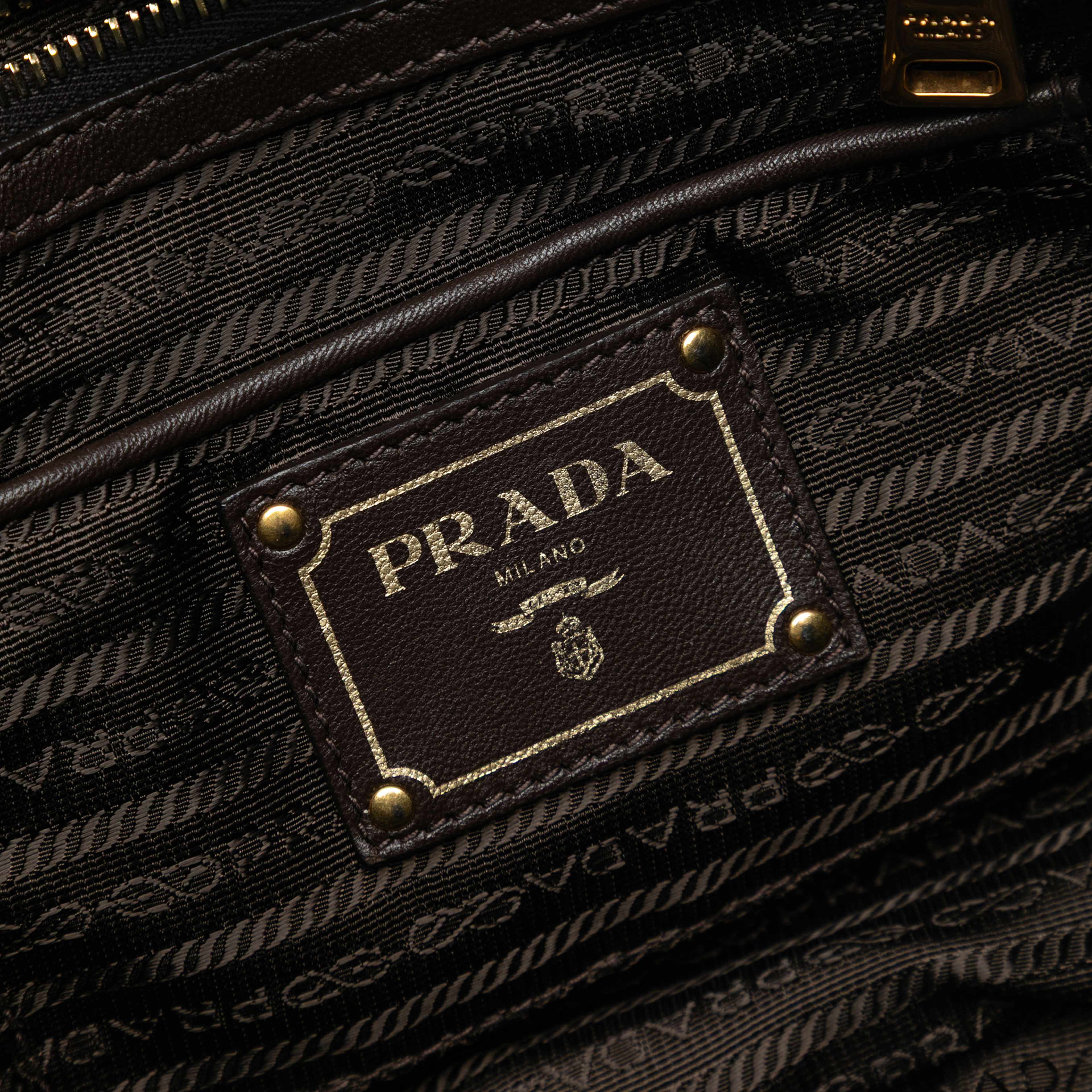 Prada Tessuto Gaufre Tote, från Luxclusif, i färgen green. Klicka för att öppna bilden i stort format