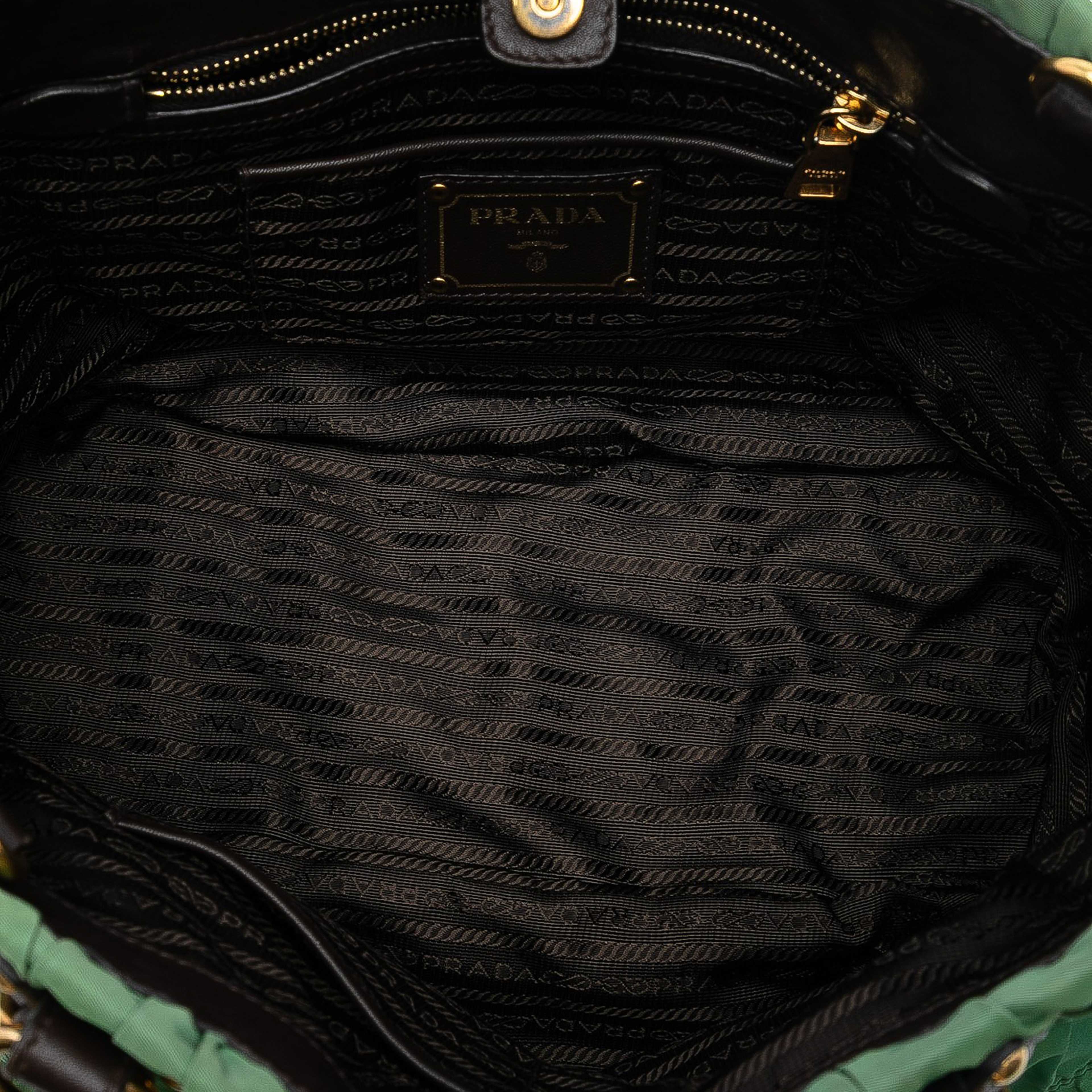 Prada Tessuto Gaufre Tote, från Luxclusif, i färgen green. Klicka för att öppna bilden i stort format