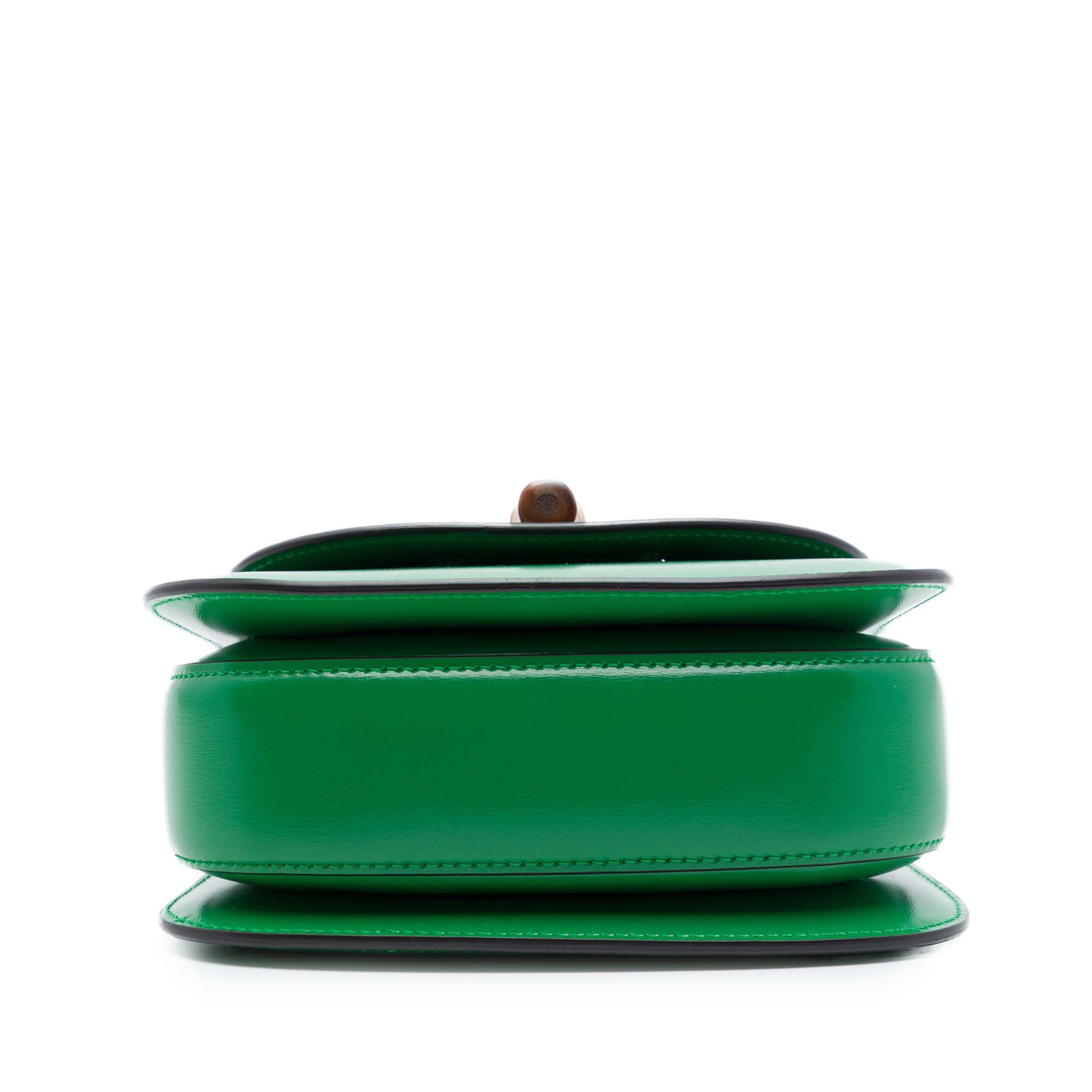 Gucci Mini Calfskin 1947 Bamboo Top Handle Bag, från Luxclusif, i färgen green. Klicka för att öppna bilden i stort format