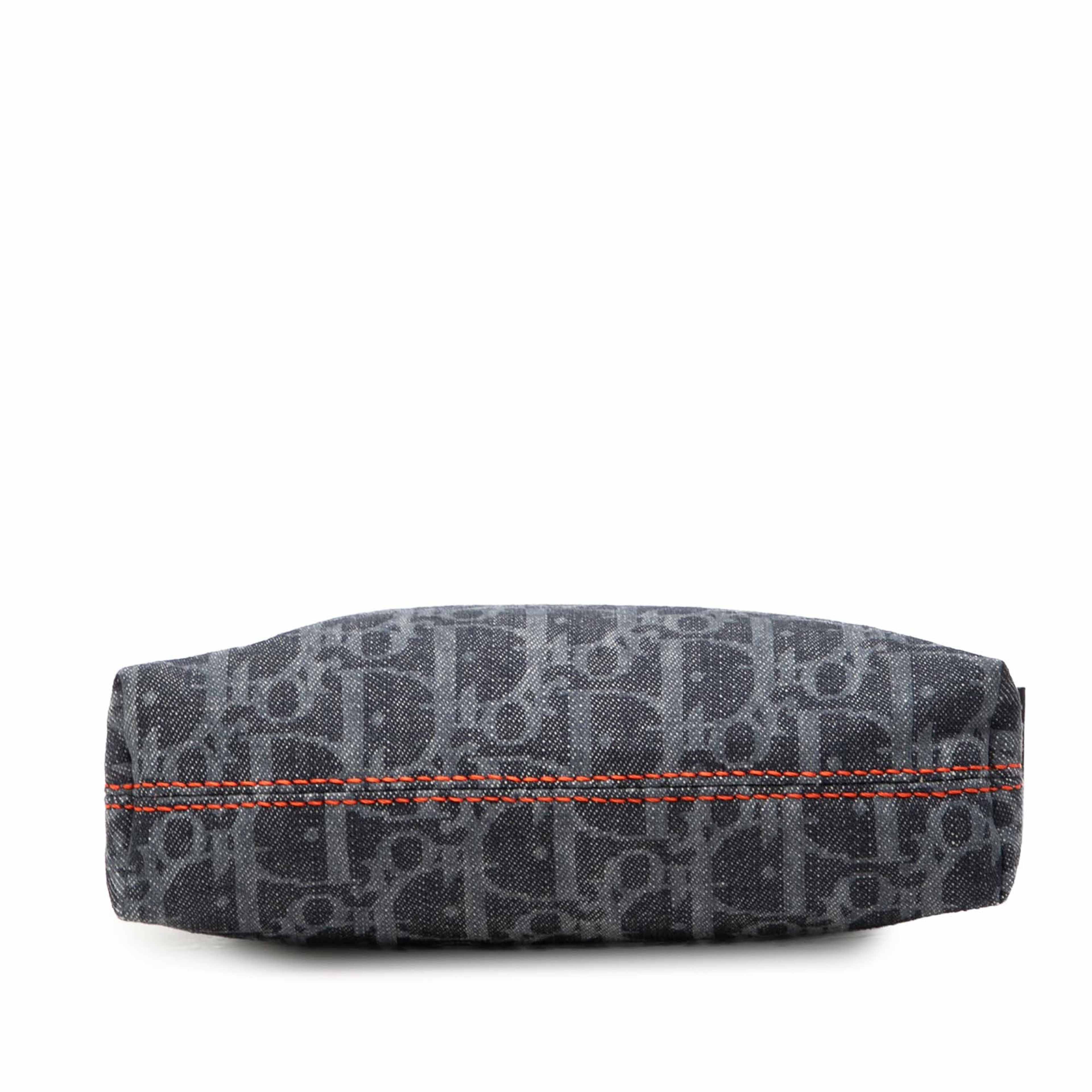 Dior Oblique Denim Flight Cosmetic Pouch, från Luxclusif, i färgen blå. Klicka för att öppna bilden i stort format