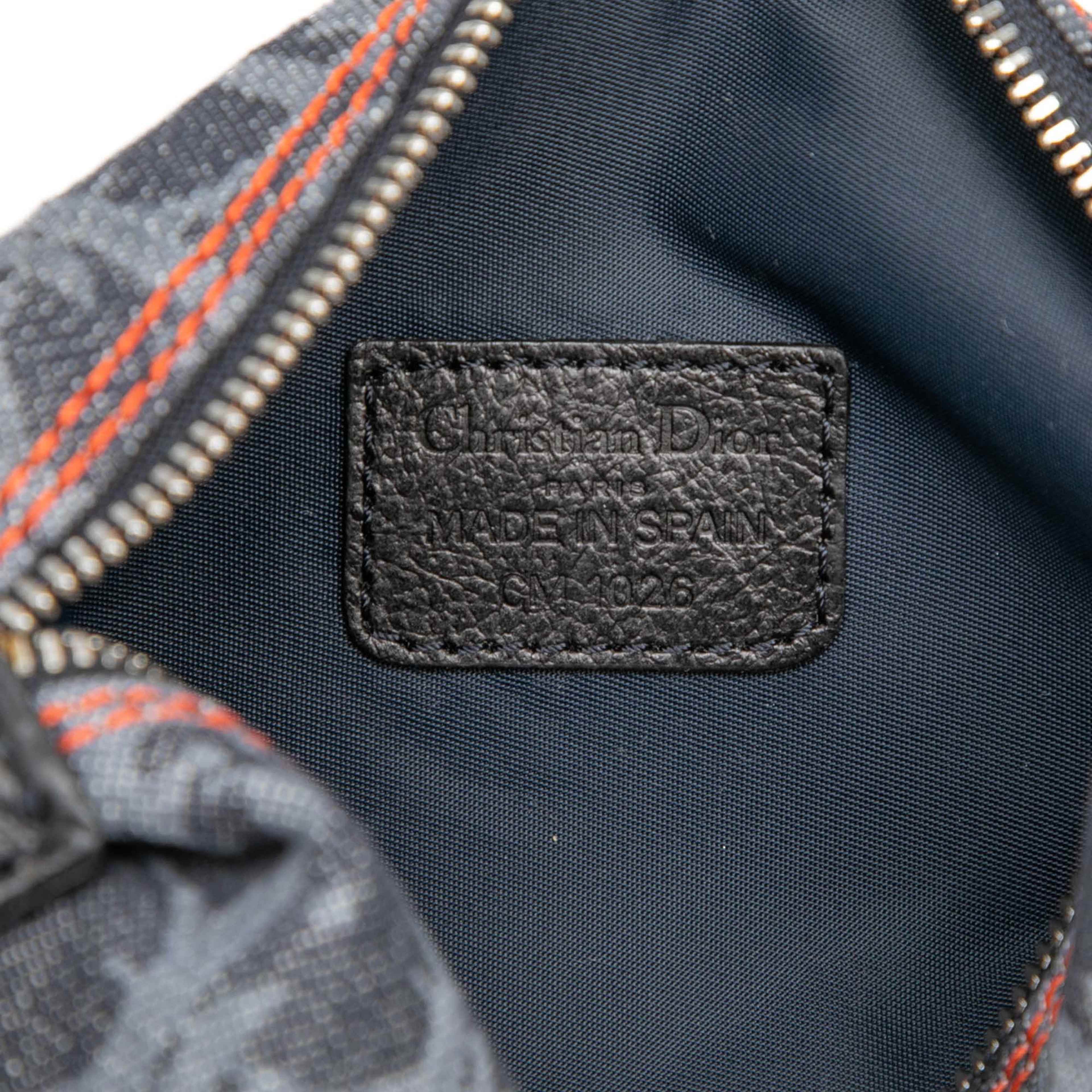 Dior Oblique Denim Flight Cosmetic Pouch, från Luxclusif, i färgen blå. Klicka för att öppna bilden i stort format