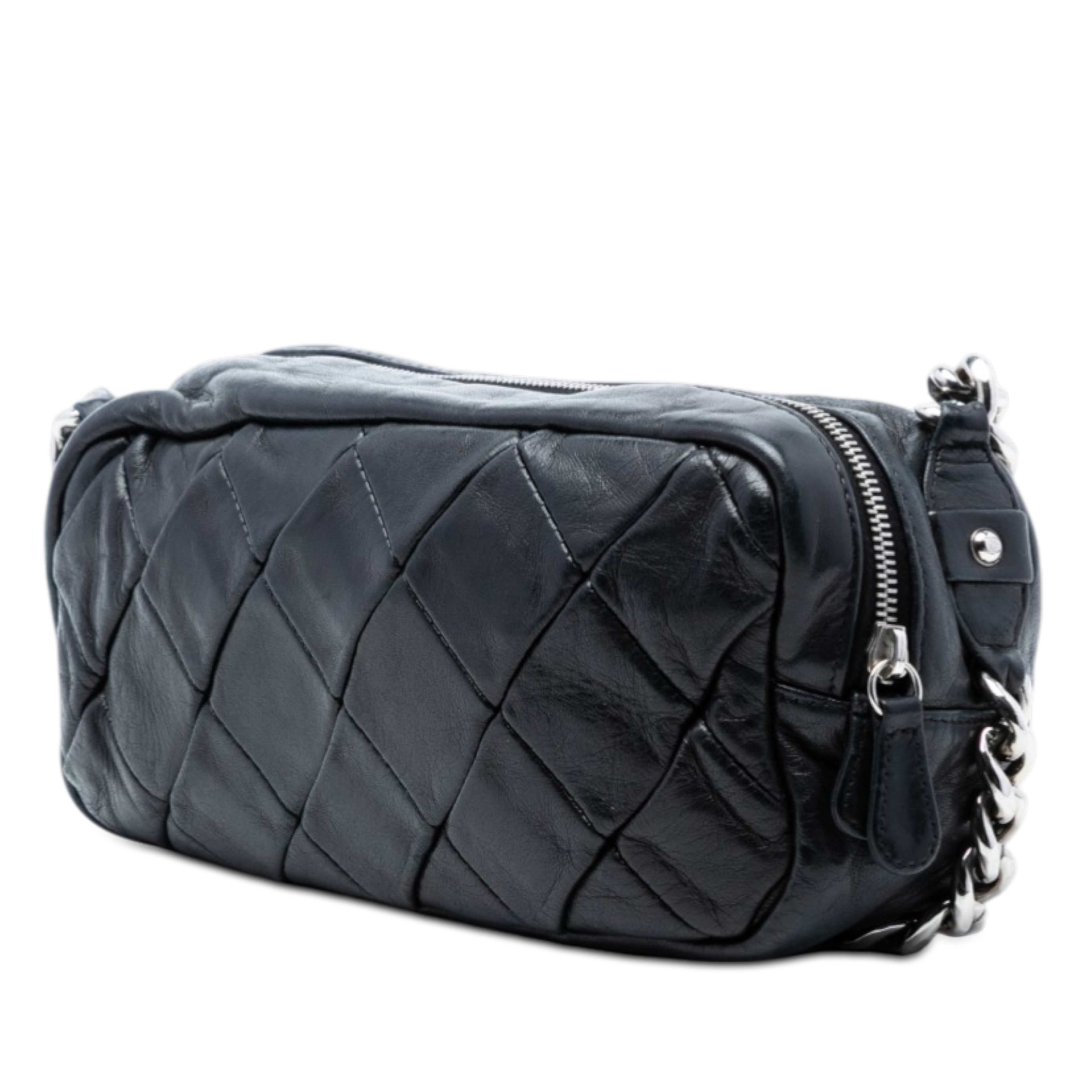 Chanel Quilted Lambskin Chain Shoulder Bag, från Luxclusif, i färgen black. Klicka för att öppna bilden i stort format