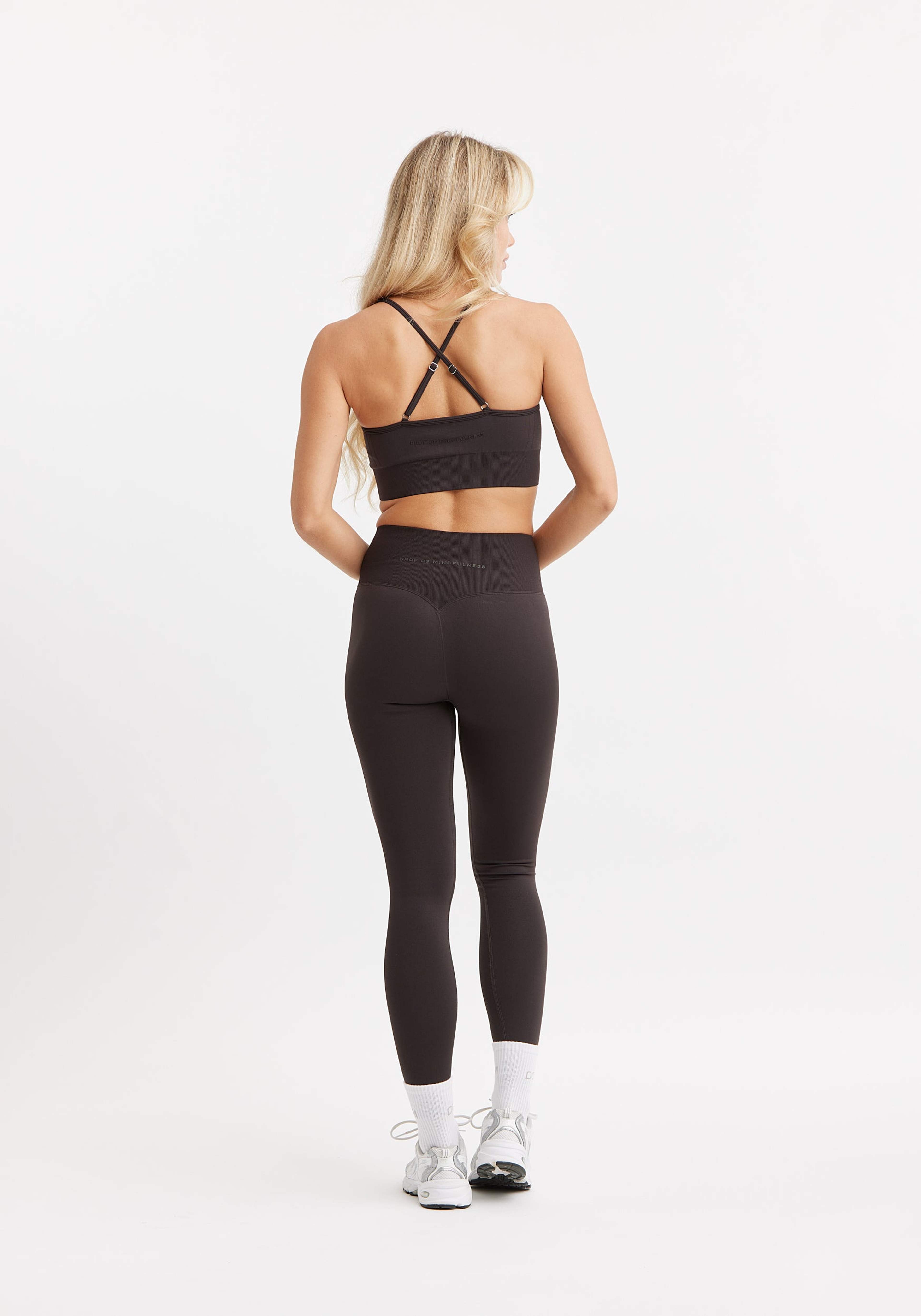 Signature Seamless Tights, från Drop of Mindfulness, i färgen dark brown. Klicka för att öppna bilden i stort format