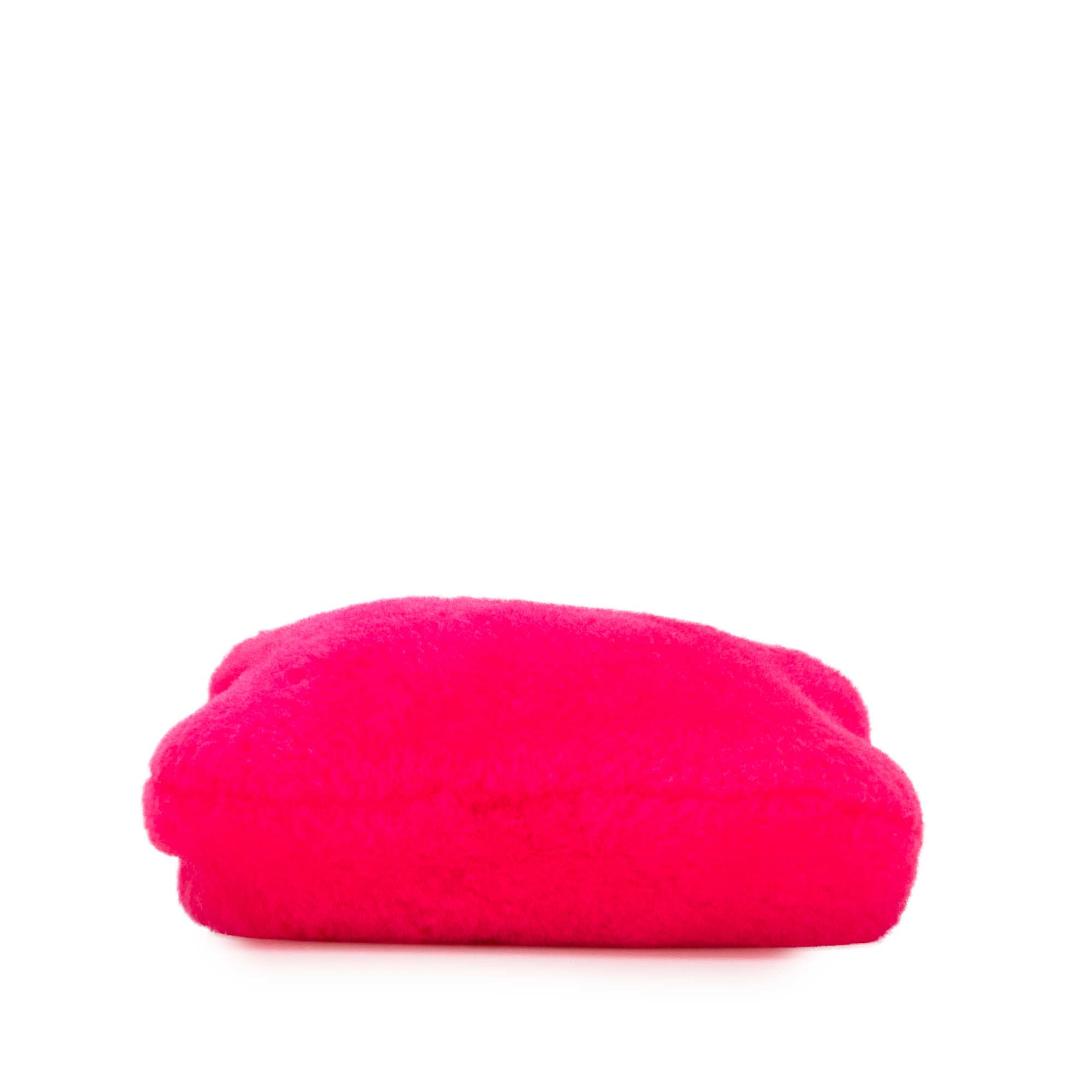 Bottega Veneta Mini Shearling Jodie, från Luxclusif, i färgen strawberry. Klicka för att öppna bilden i stort format