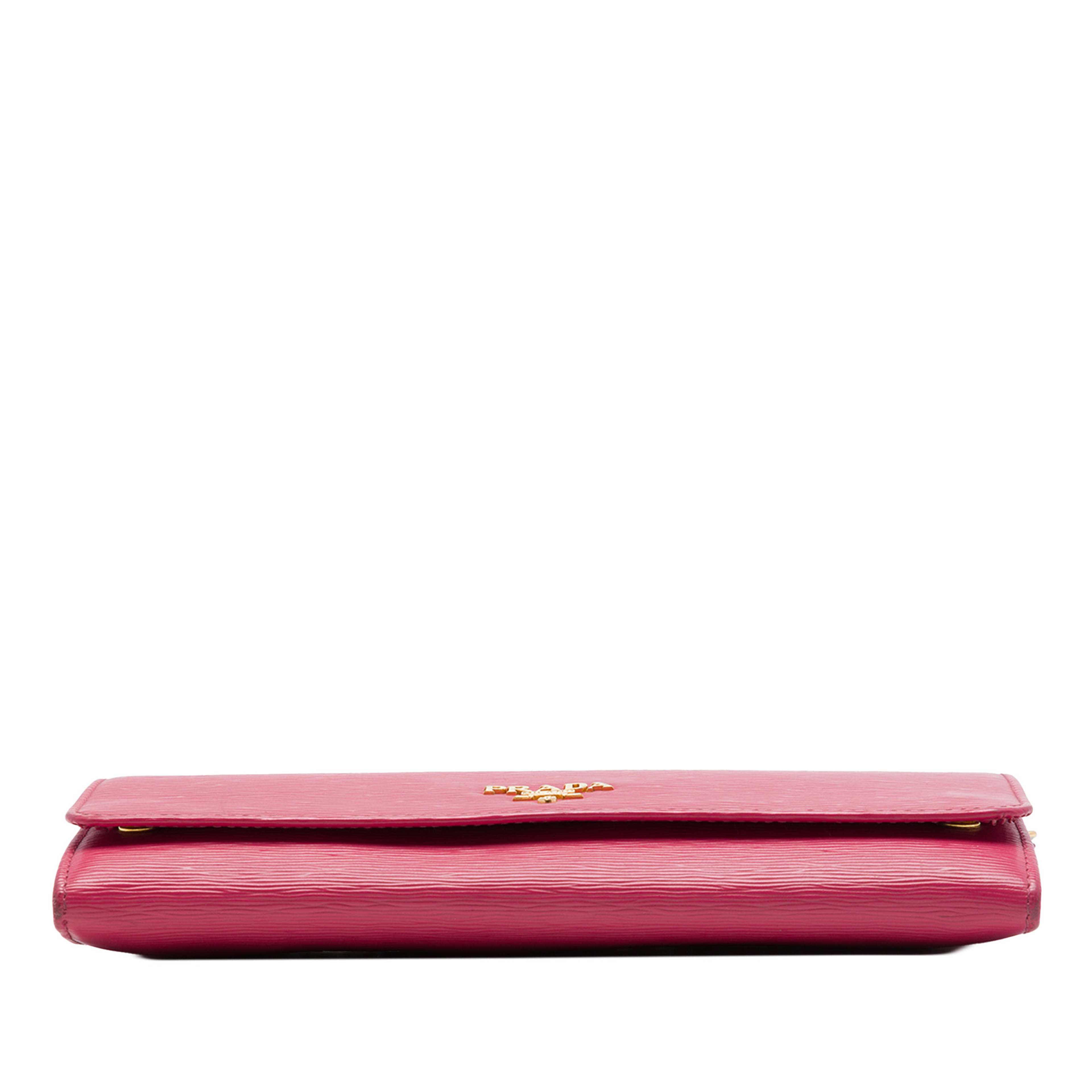 Prada Vitello Move Wallet On Chain, från Luxclusif, i färgen rosa. Klicka för att öppna bilden i stort format