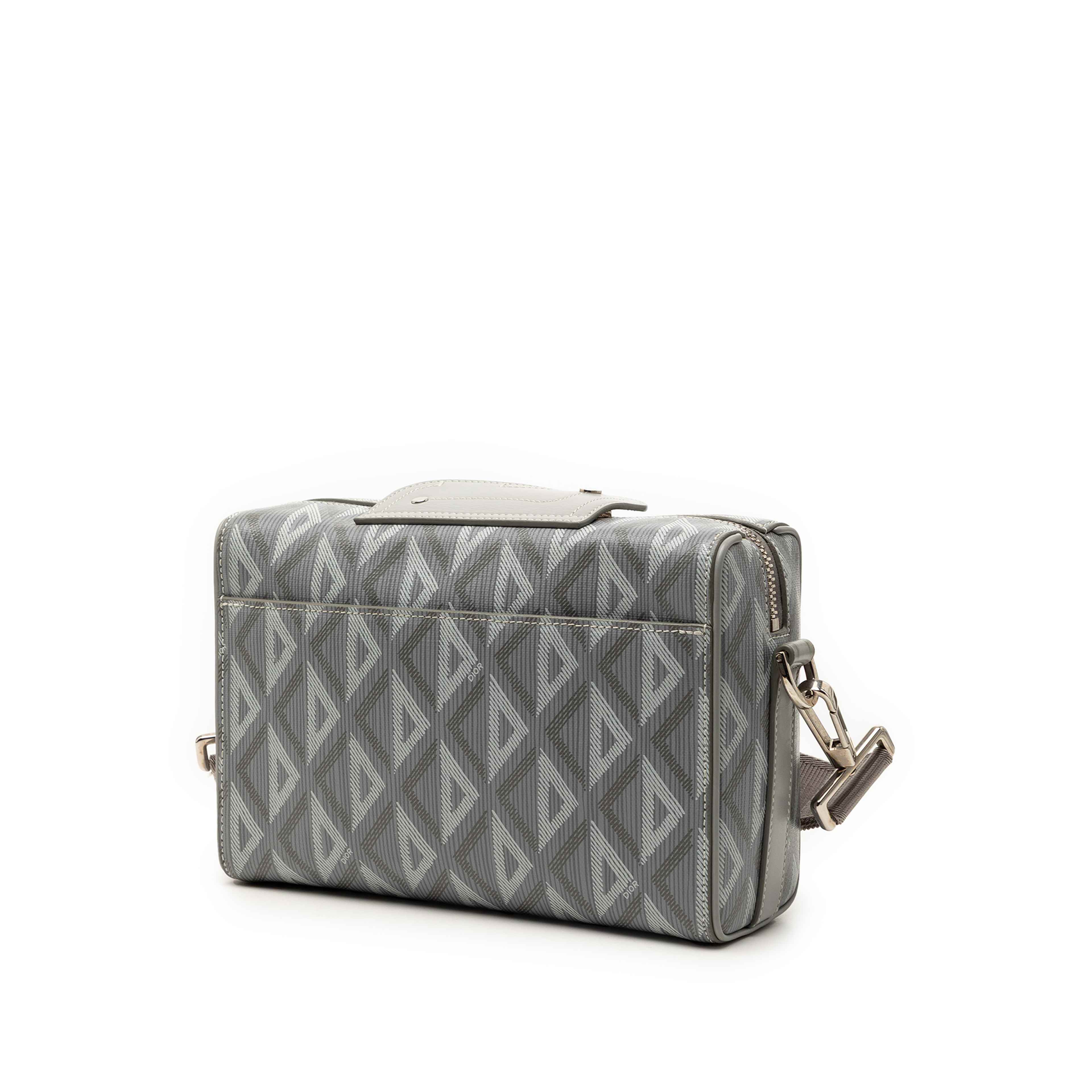 Dior Cd Diamond Coated Canvas Lingot 22 Bag, från Luxclusif, i färgen gray. Klicka för att öppna bilden i stort format
