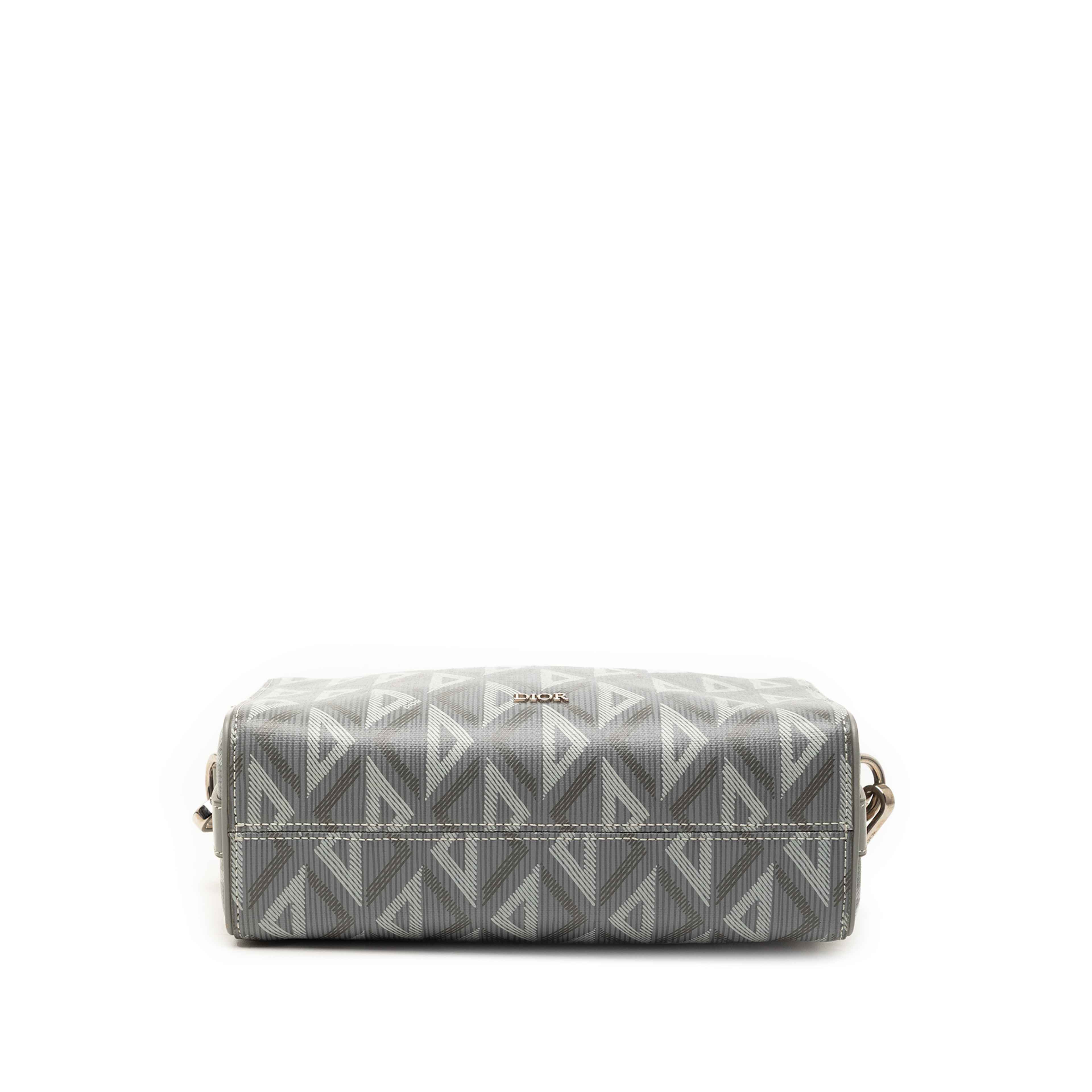 Dior Cd Diamond Coated Canvas Lingot 22 Bag, från Luxclusif, i färgen gray. Klicka för att öppna bilden i stort format