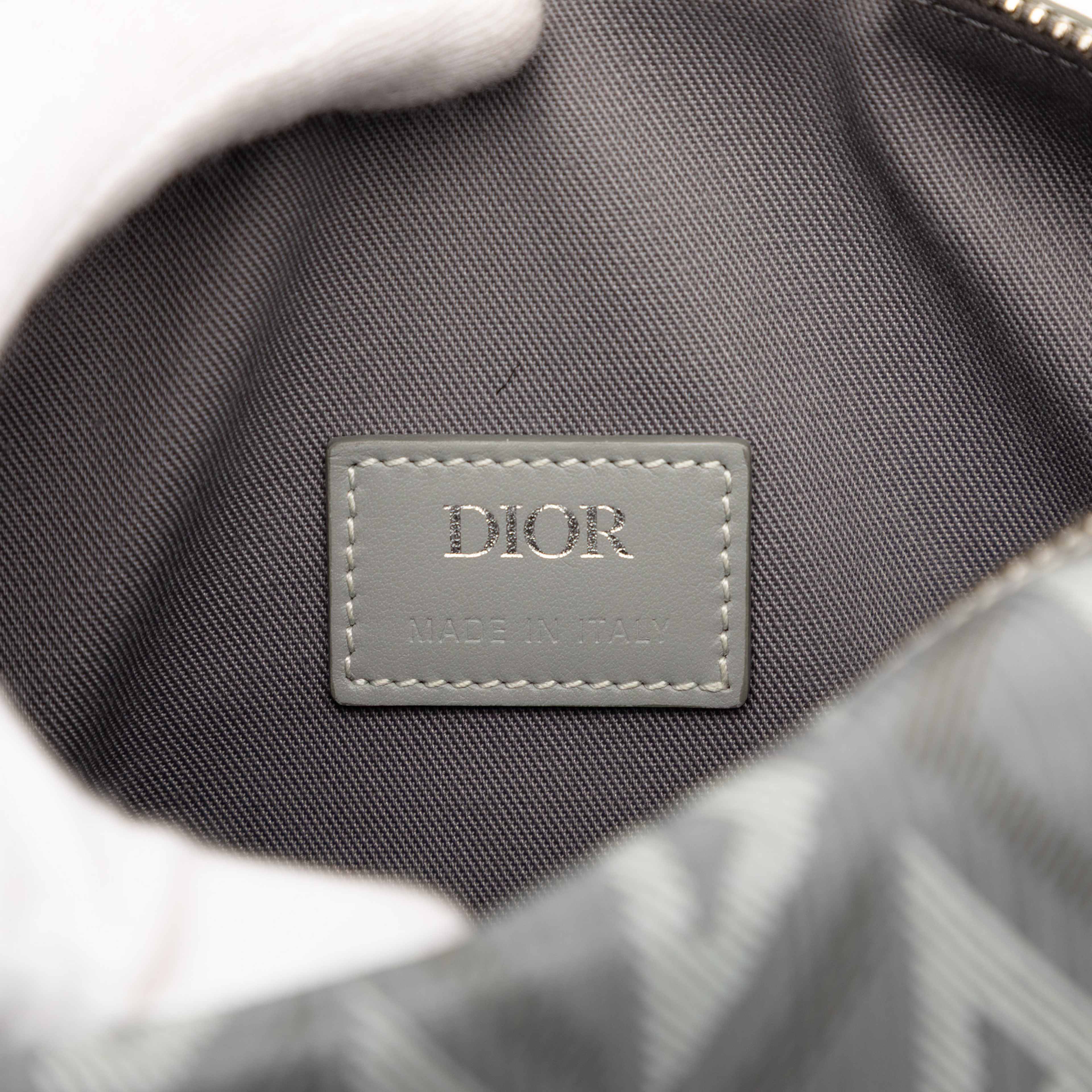 Dior Cd Diamond Coated Canvas Lingot 22 Bag, från Luxclusif, i färgen gray. Klicka för att öppna bilden i stort format