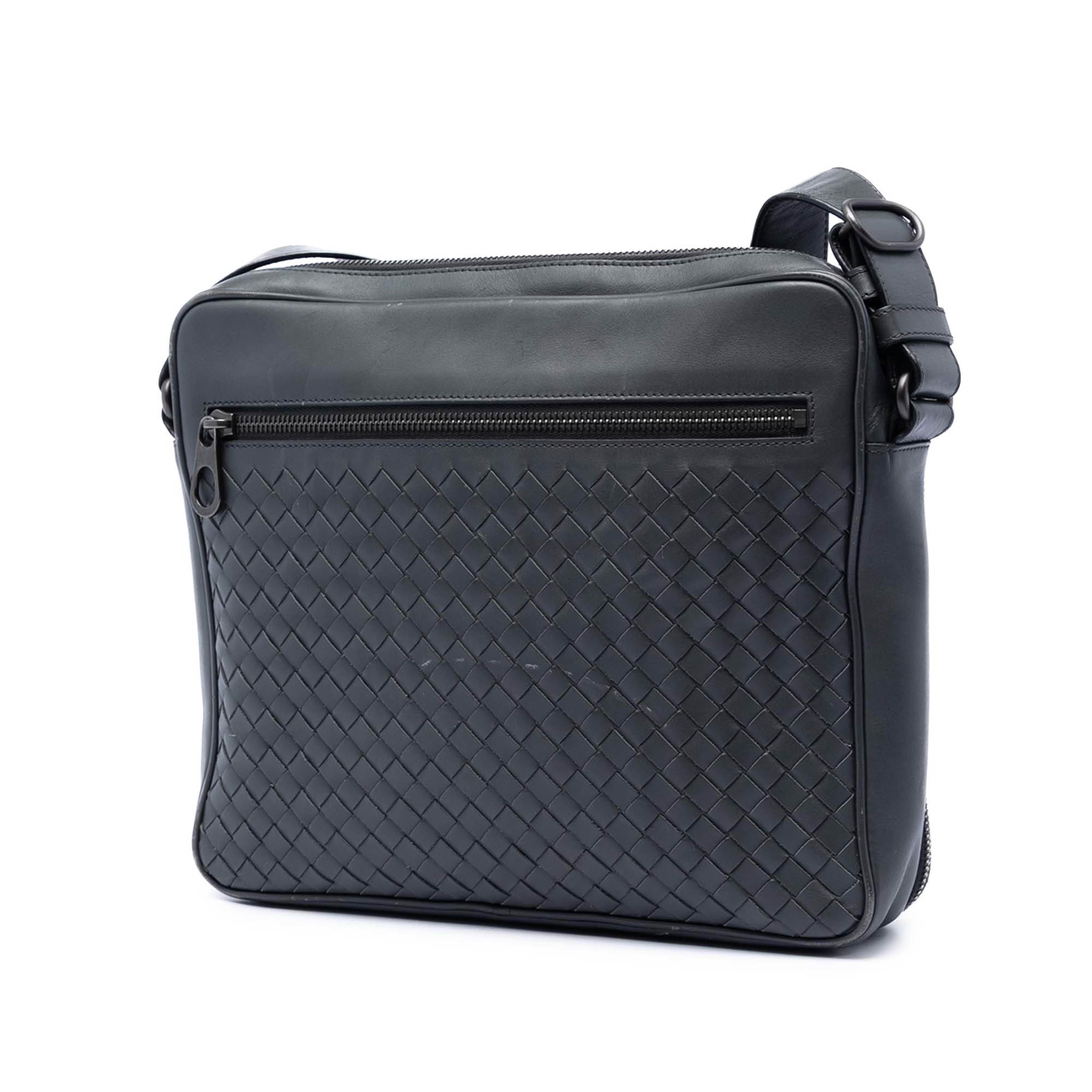 Bottega Veneta Nappa Intrecciato Messenger Bag, från Luxclusif, i färgen svart. Klicka för att öppna bilden i stort format