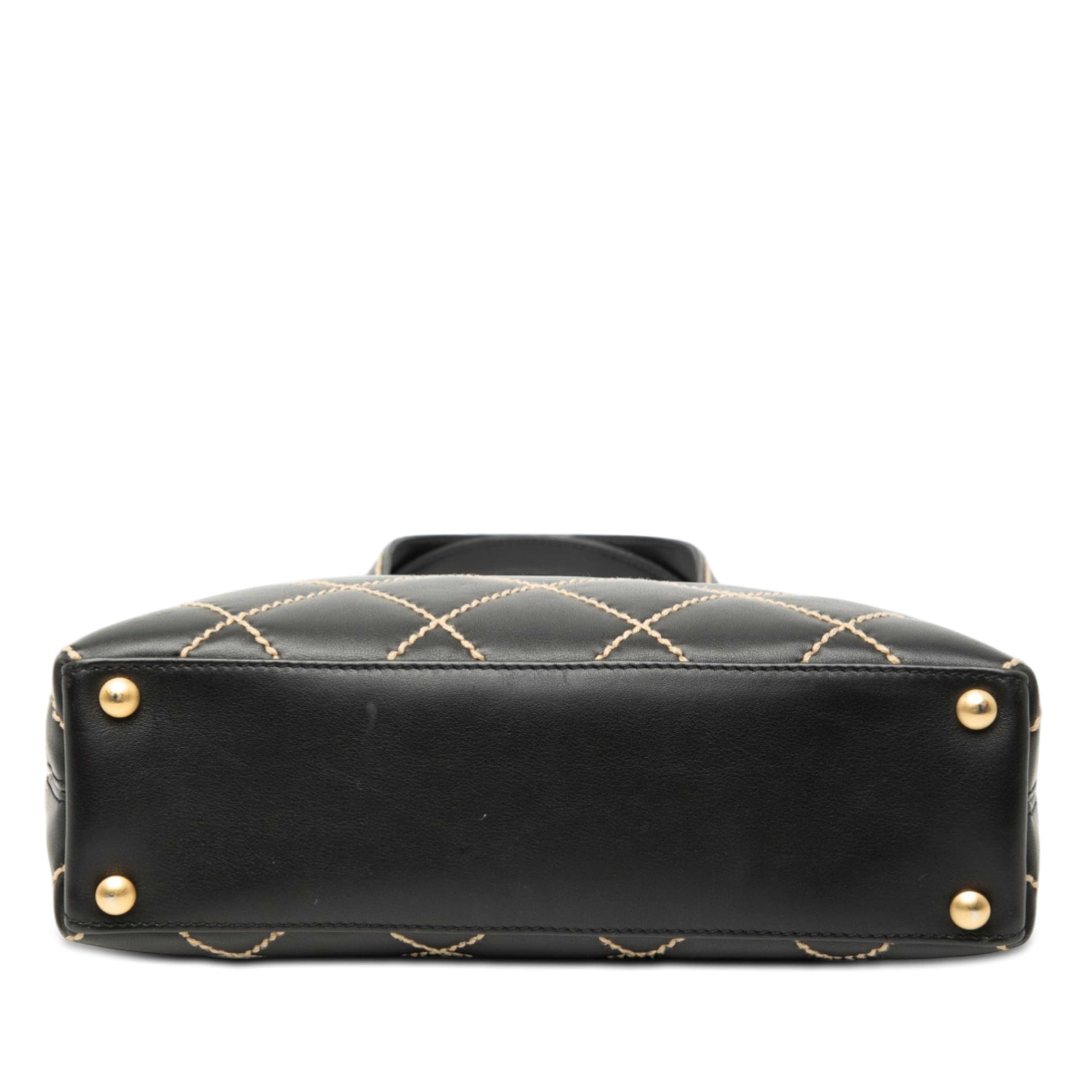 Chanel Small Cc Quilted Calfskin Wild Stitch Tote, från Luxclusif, i färgen black. Klicka för att öppna bilden i stort format