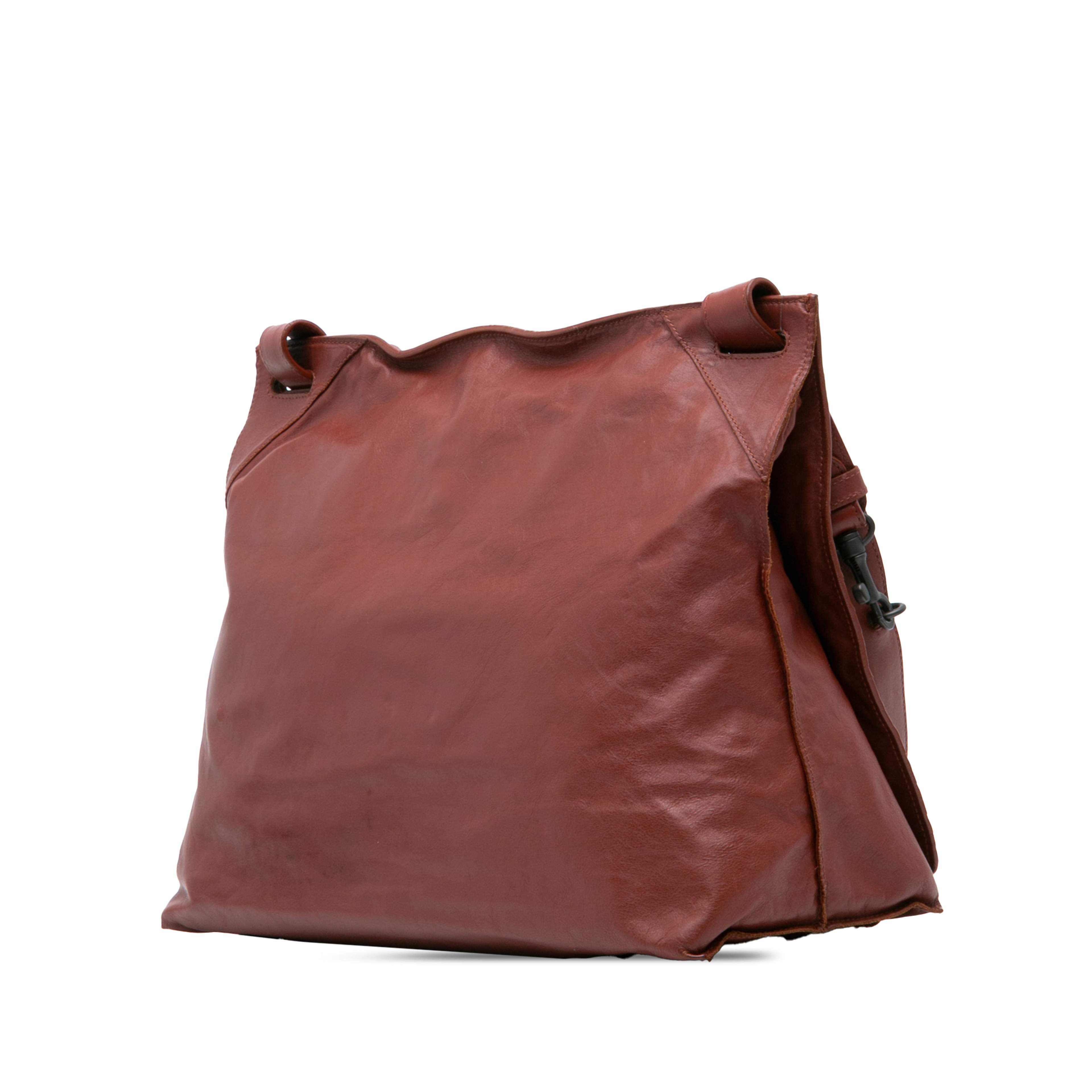 Bottega Veneta Nappa Intrecciato Flap Crossbody, från Luxclusif, i färgen dark red. Klicka för att öppna bilden i stort format