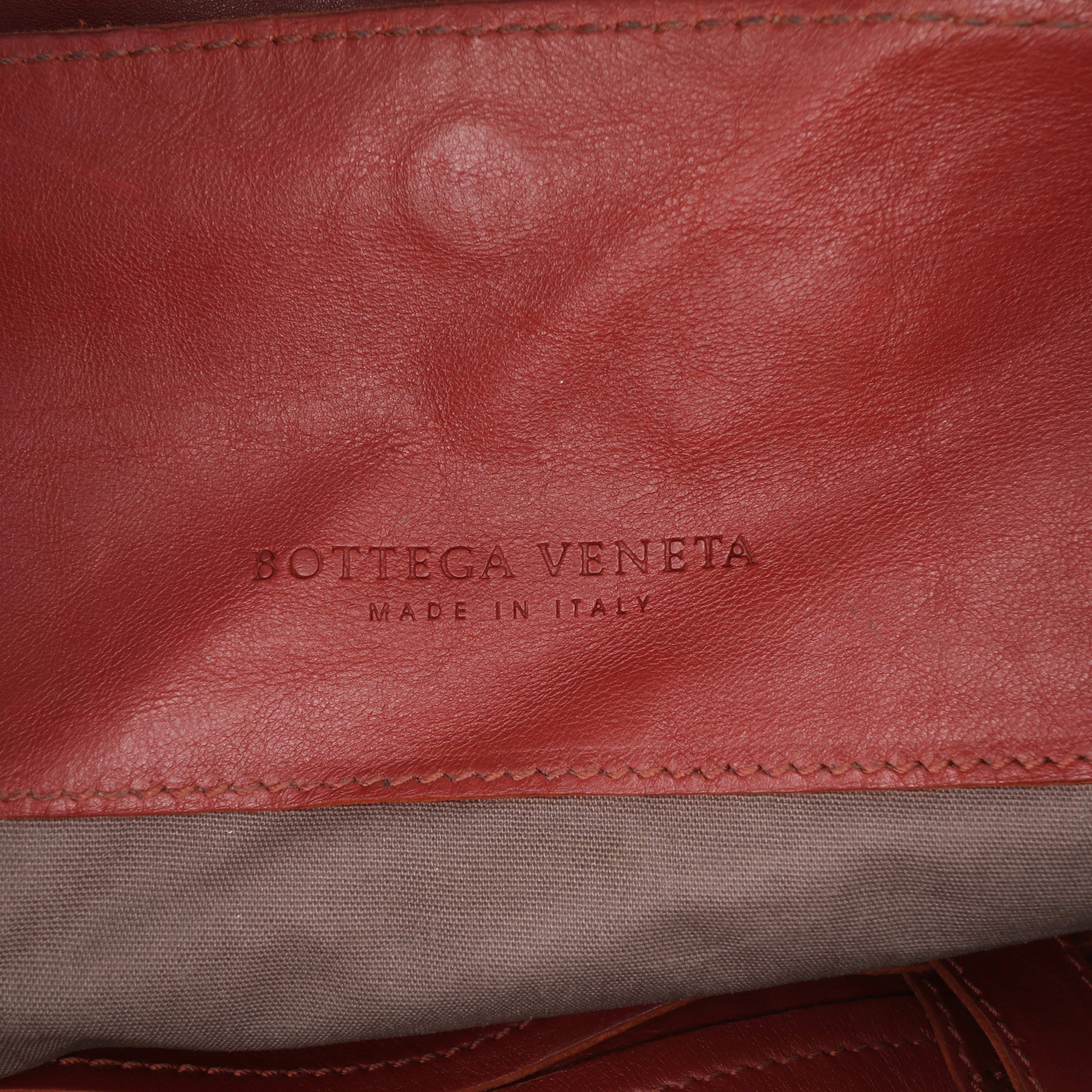 Bottega Veneta Nappa Intrecciato Flap Crossbody, från Luxclusif, i färgen dark red. Klicka för att öppna bilden i stort format