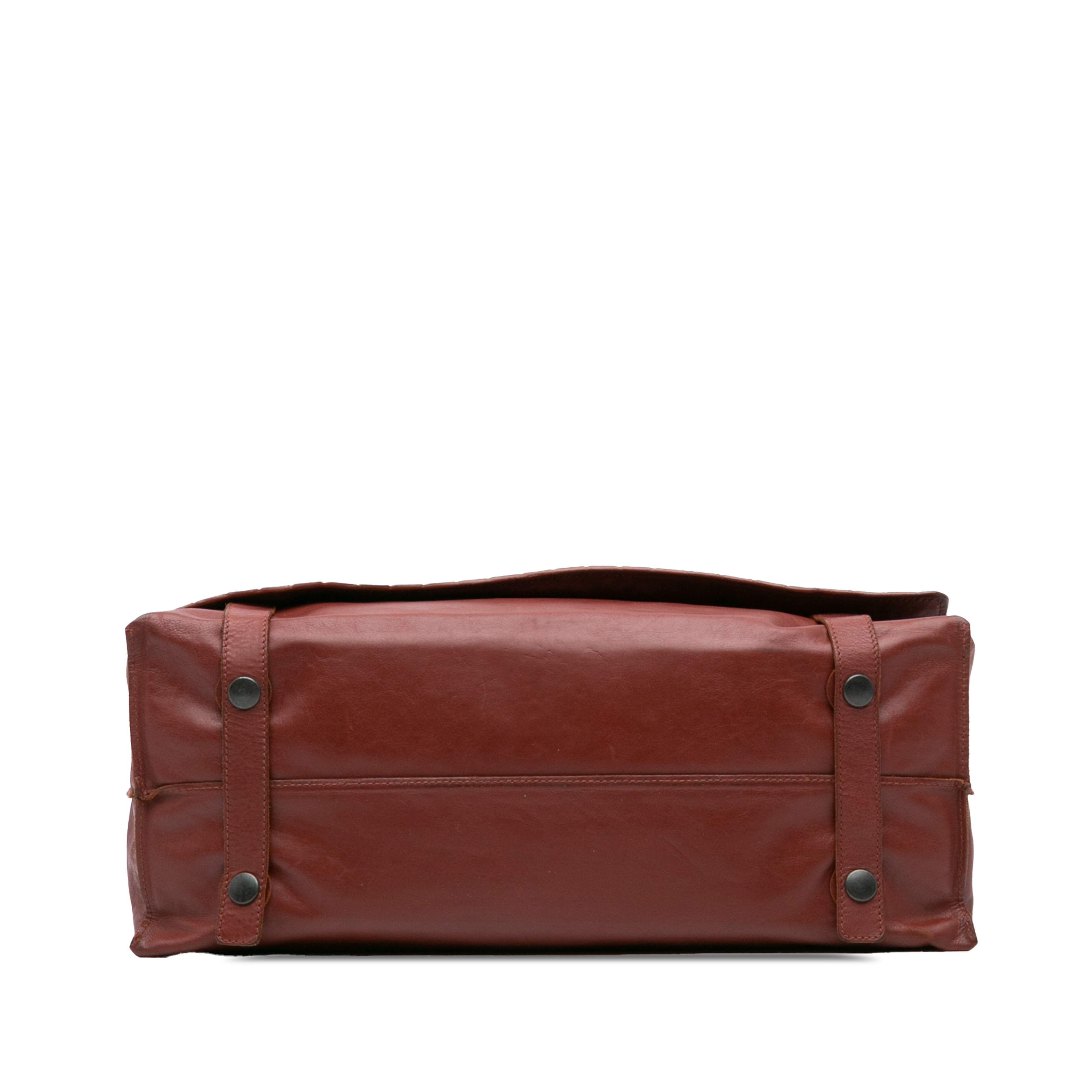 Bottega Veneta Nappa Intrecciato Flap Crossbody, från Luxclusif, i färgen dark red. Klicka för att öppna bilden i stort format