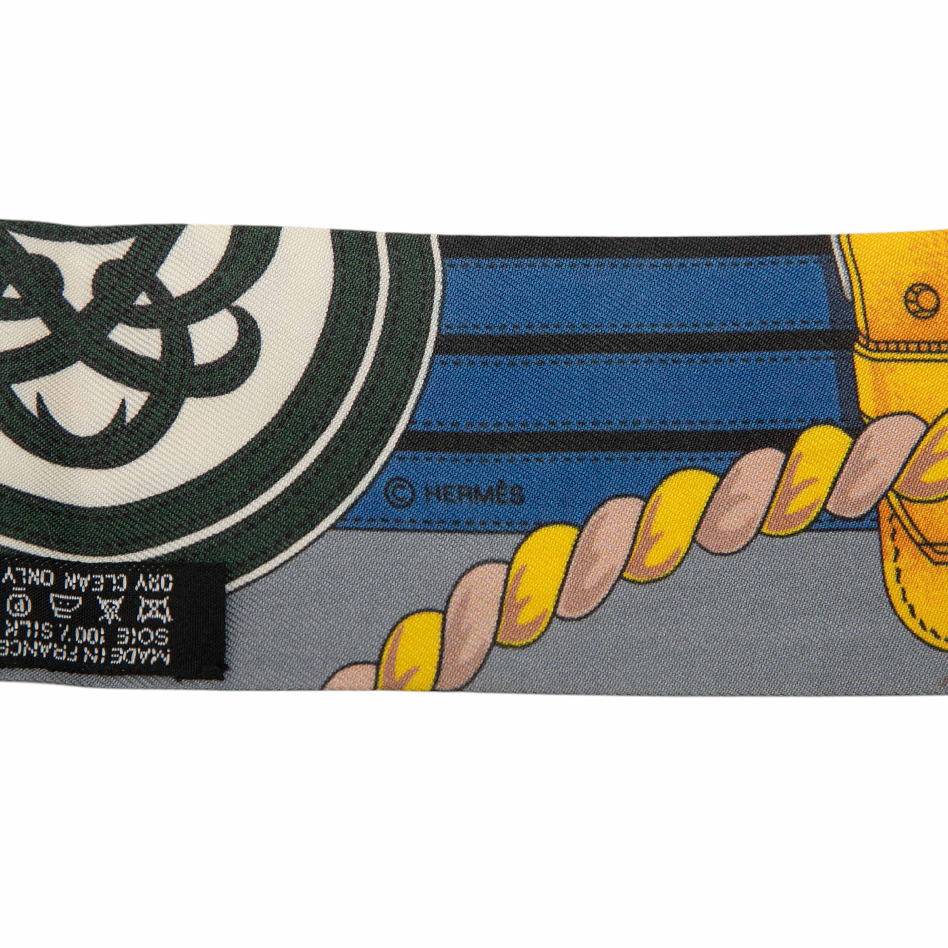Hermès Grande Tenue Silk Twilly Scarf, från Luxclusif, i färgen blå. Klicka för att öppna bilden i stort format