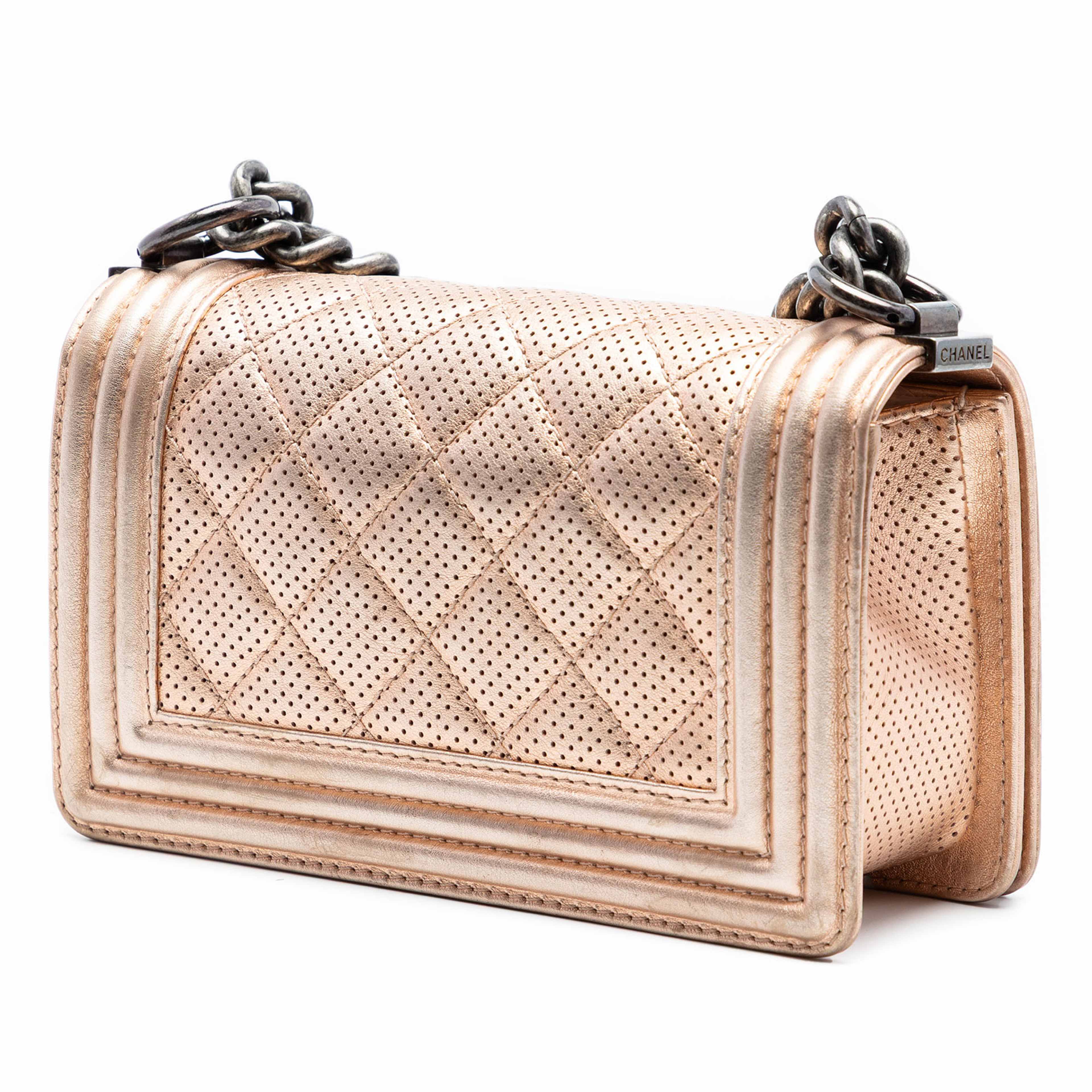 Chanel Small Quilted Perforated Metallic Lambskin Boy Flap, från Luxclusif, i färgen rosa. Klicka för att öppna bilden i stort format