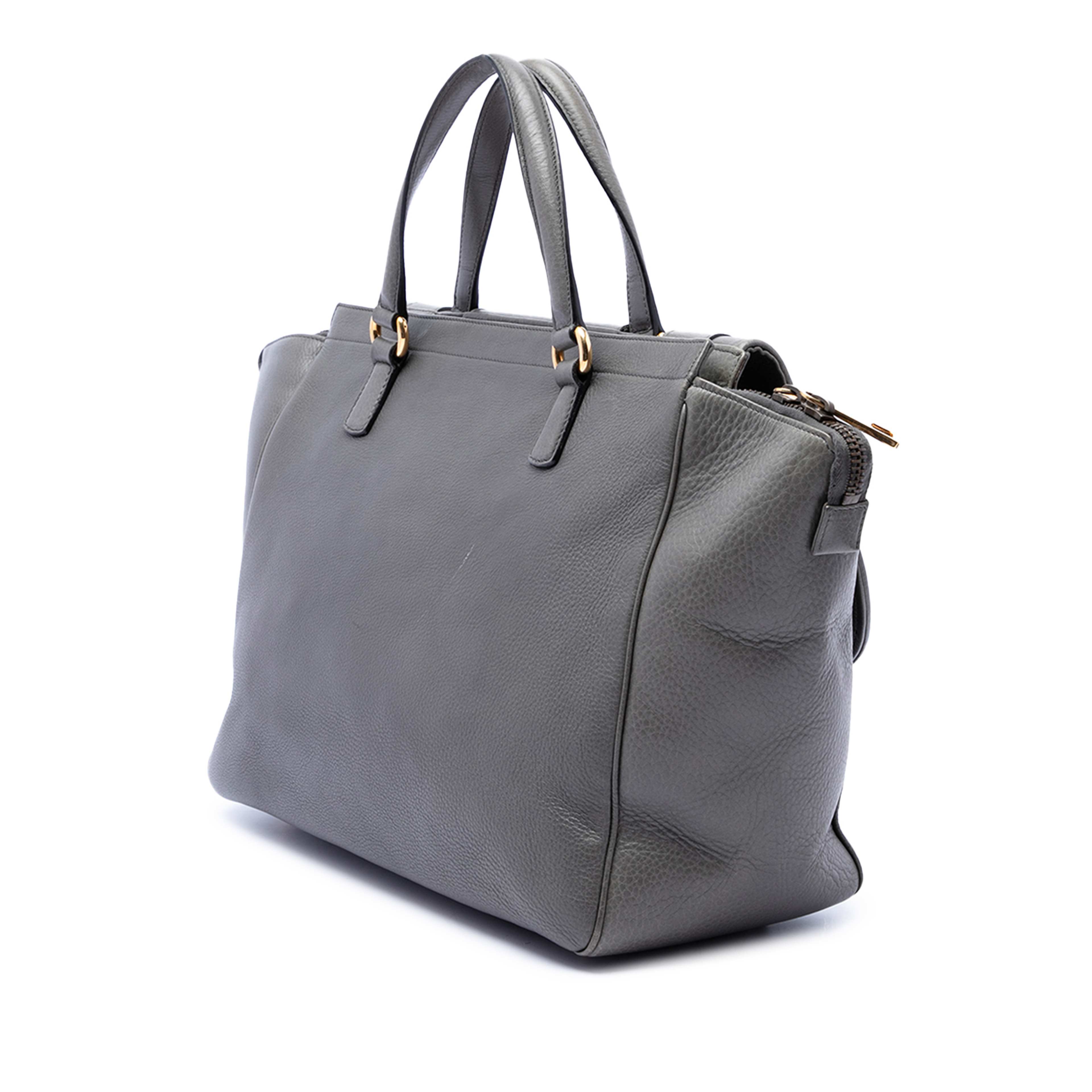Gucci Medium Calfskin 1973 Handbag, från Luxclusif, i färgen grå. Klicka för att öppna bilden i stort format