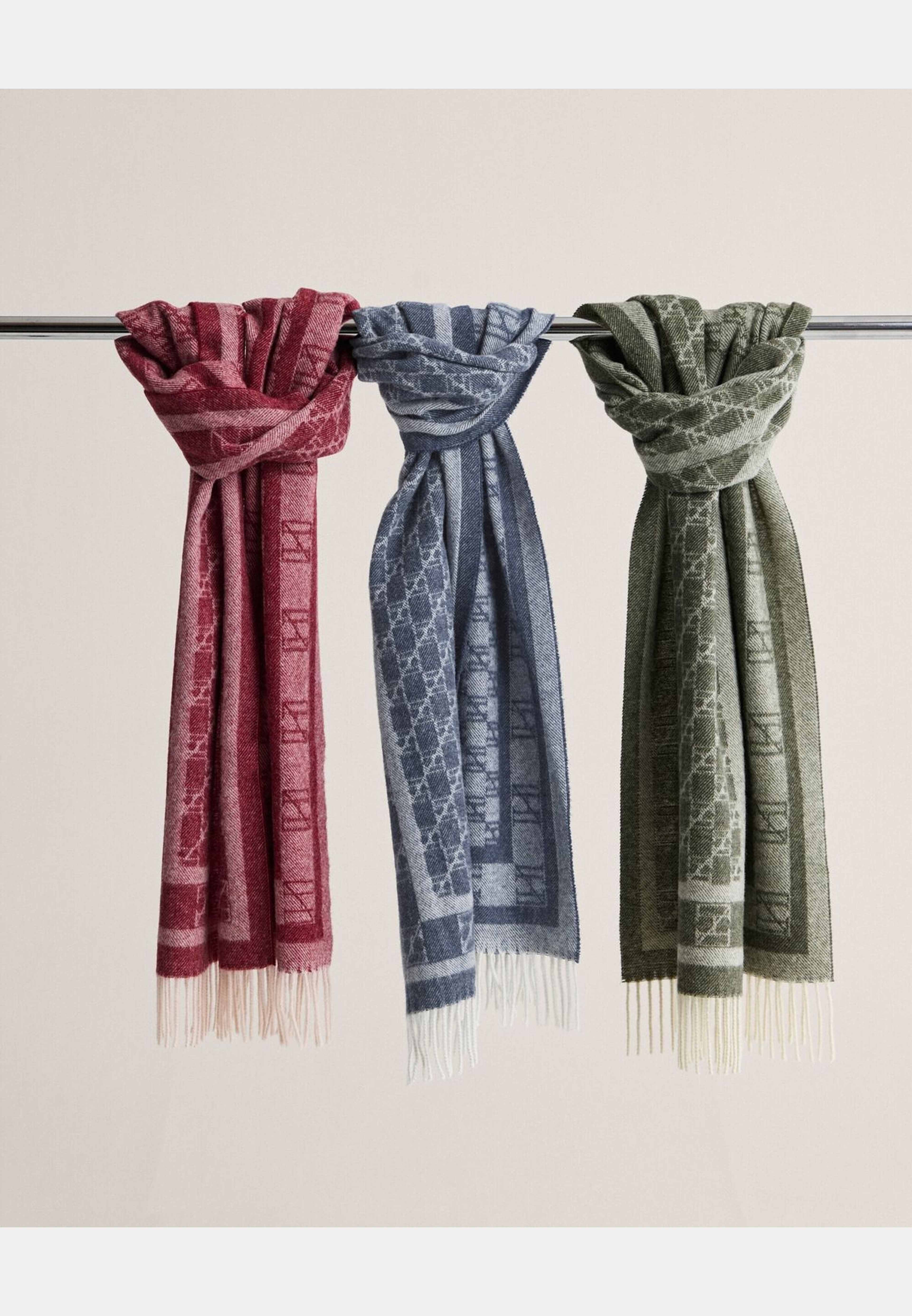 Ullscarf Newhouse, från Newhouse, i färgen marinblå. Klicka för att öppna bilden i stort format