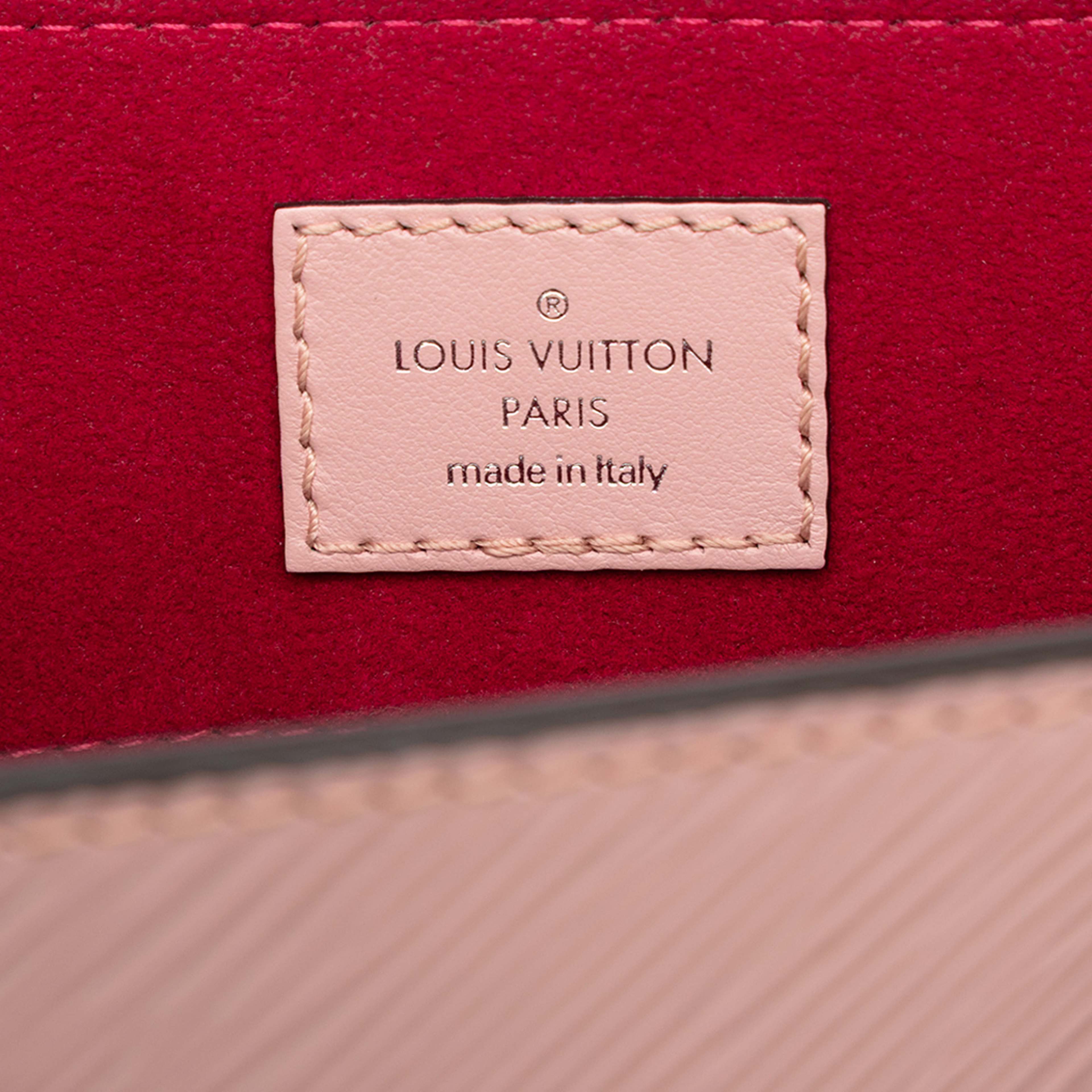 Louis Vuitton Epi Sac Plat Bb, från Luxclusif, i färgen rosa. Klicka för att öppna bilden i stort format