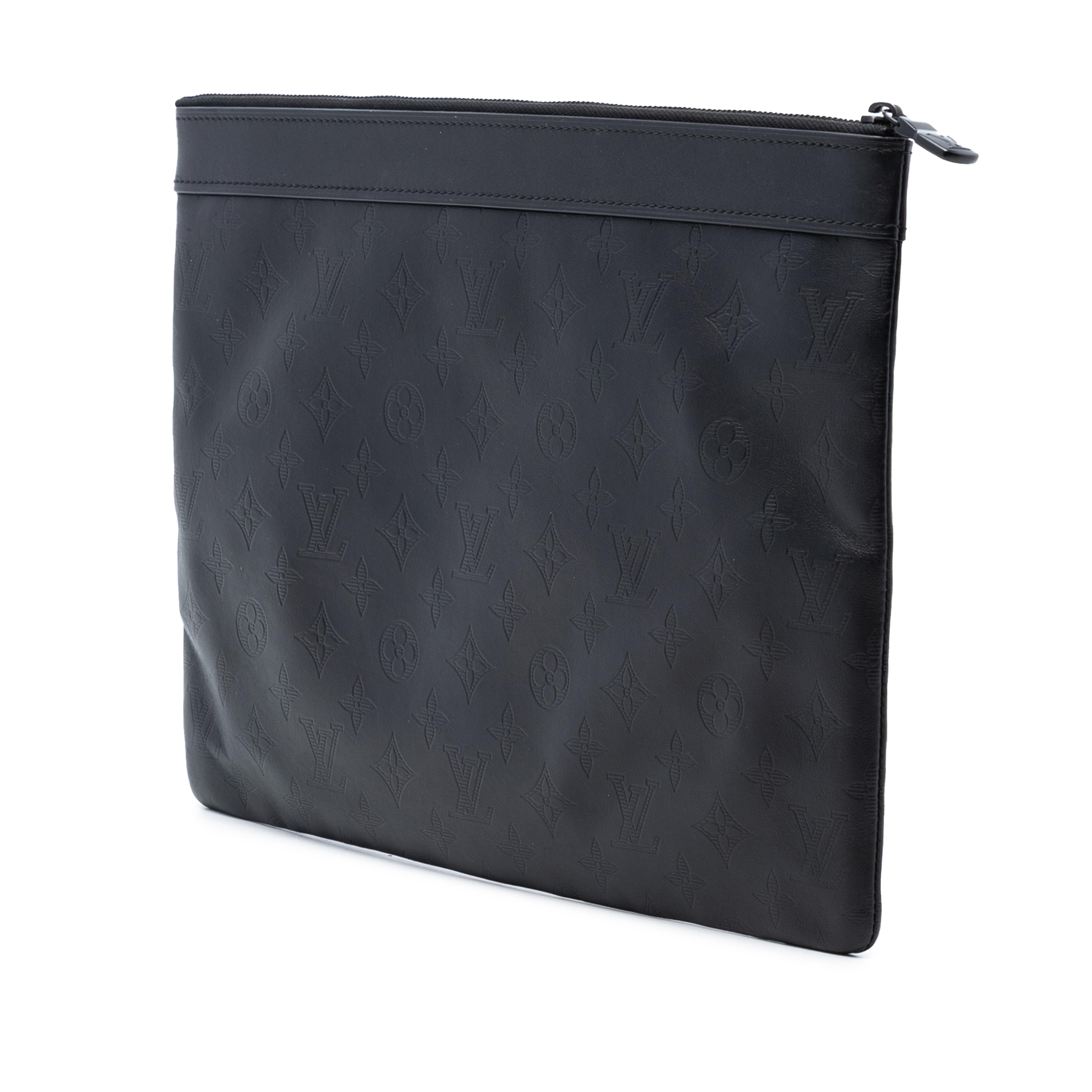 Louis Vuitton Monogram Shadow Discovery Pochette, från Luxclusif, i färgen black. Klicka för att öppna bilden i stort format