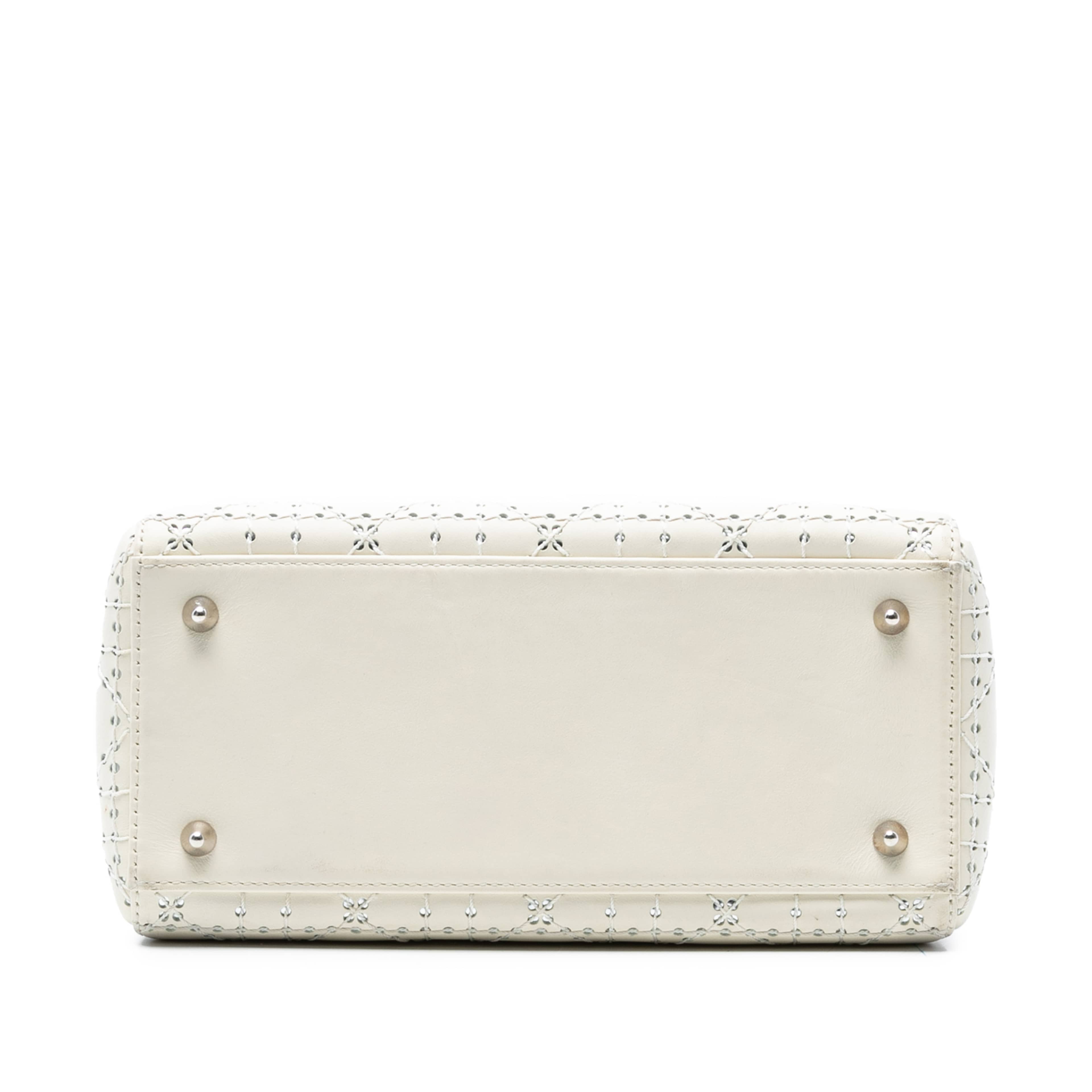 Dior Medium Perforated Calfskin Cannage Lady Dior, från Luxclusif, i färgen white. Klicka för att öppna bilden i stort format