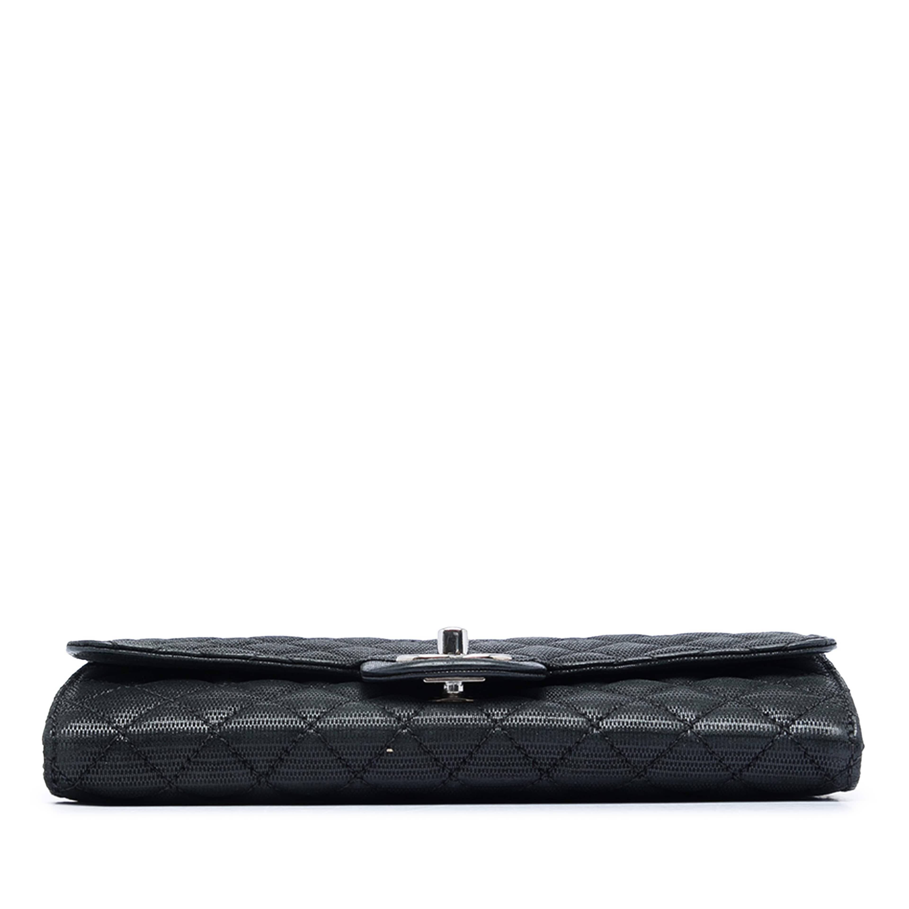 Chanel Cc Quilted Iridescent Fabric East West Flap, från Luxclusif, i färgen svart. Klicka för att öppna bilden i stort format