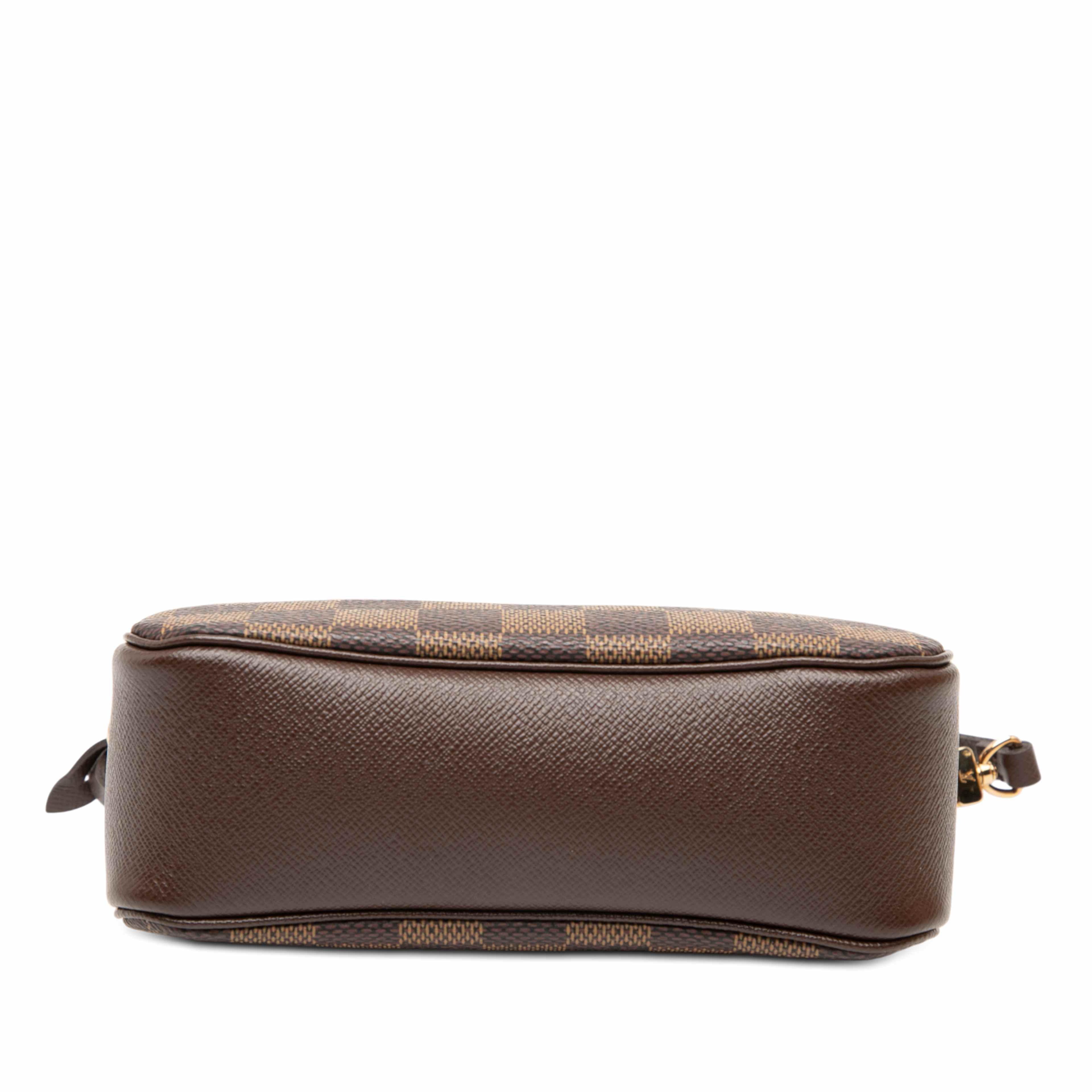 Louis Vuitton Damier Ebene Trousse Pochette, från Luxclusif, i färgen brown. Klicka för att öppna bilden i stort format