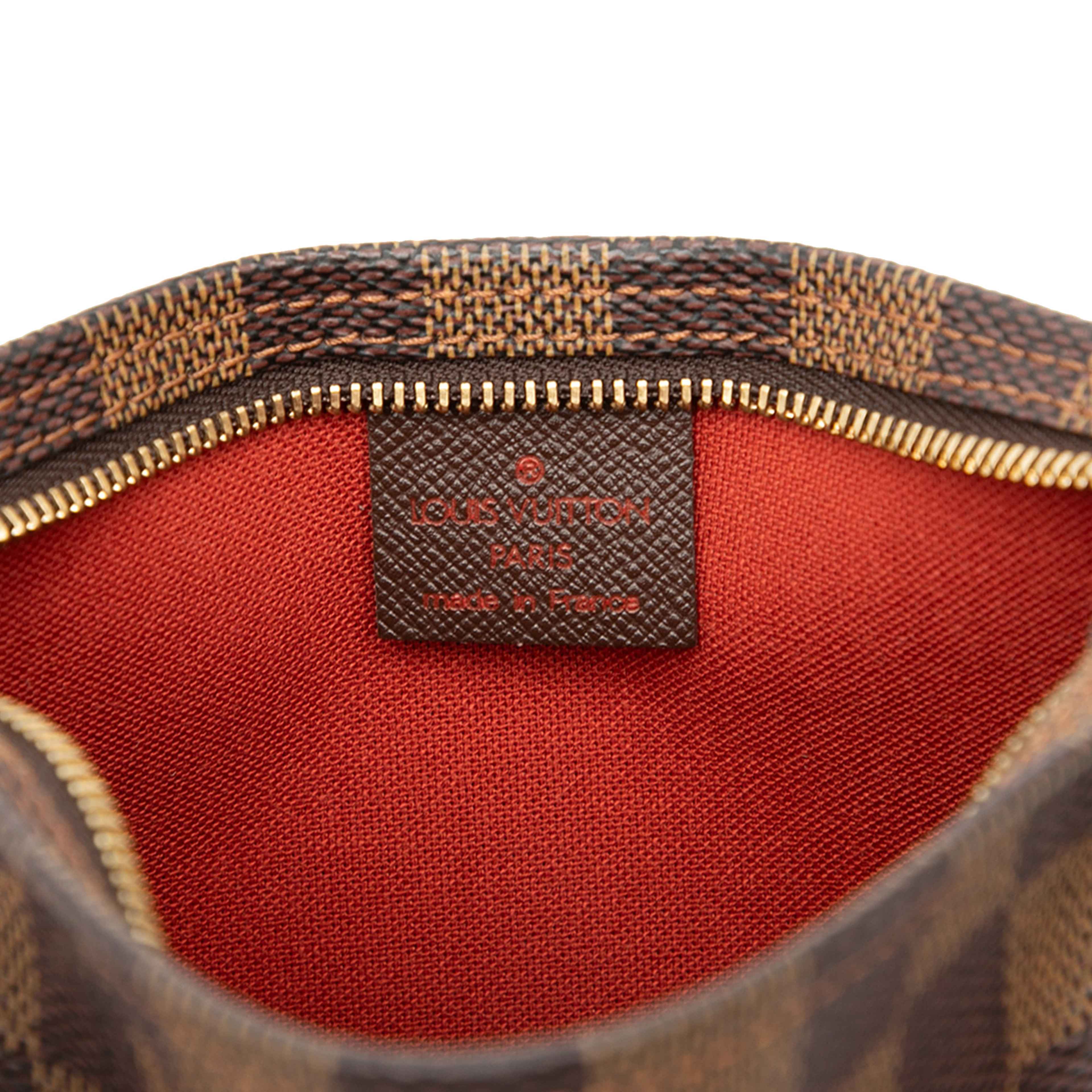 Louis Vuitton Damier Ebene Trousse Pochette, från Luxclusif, i färgen brown. Klicka för att öppna bilden i stort format